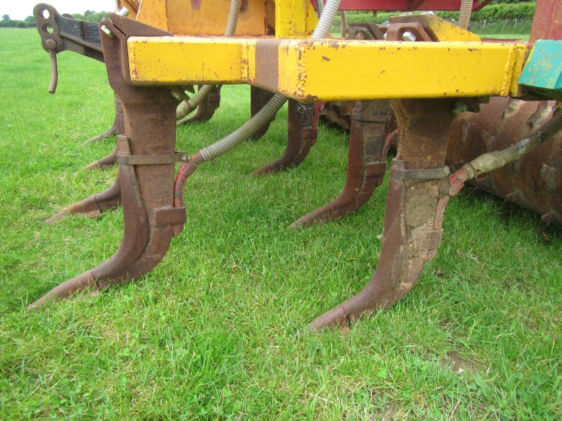 McConnel Shakaerator 9leg cultivator with hydraulic packer roller and Accord bean hopper/drill - Image 5 of 5