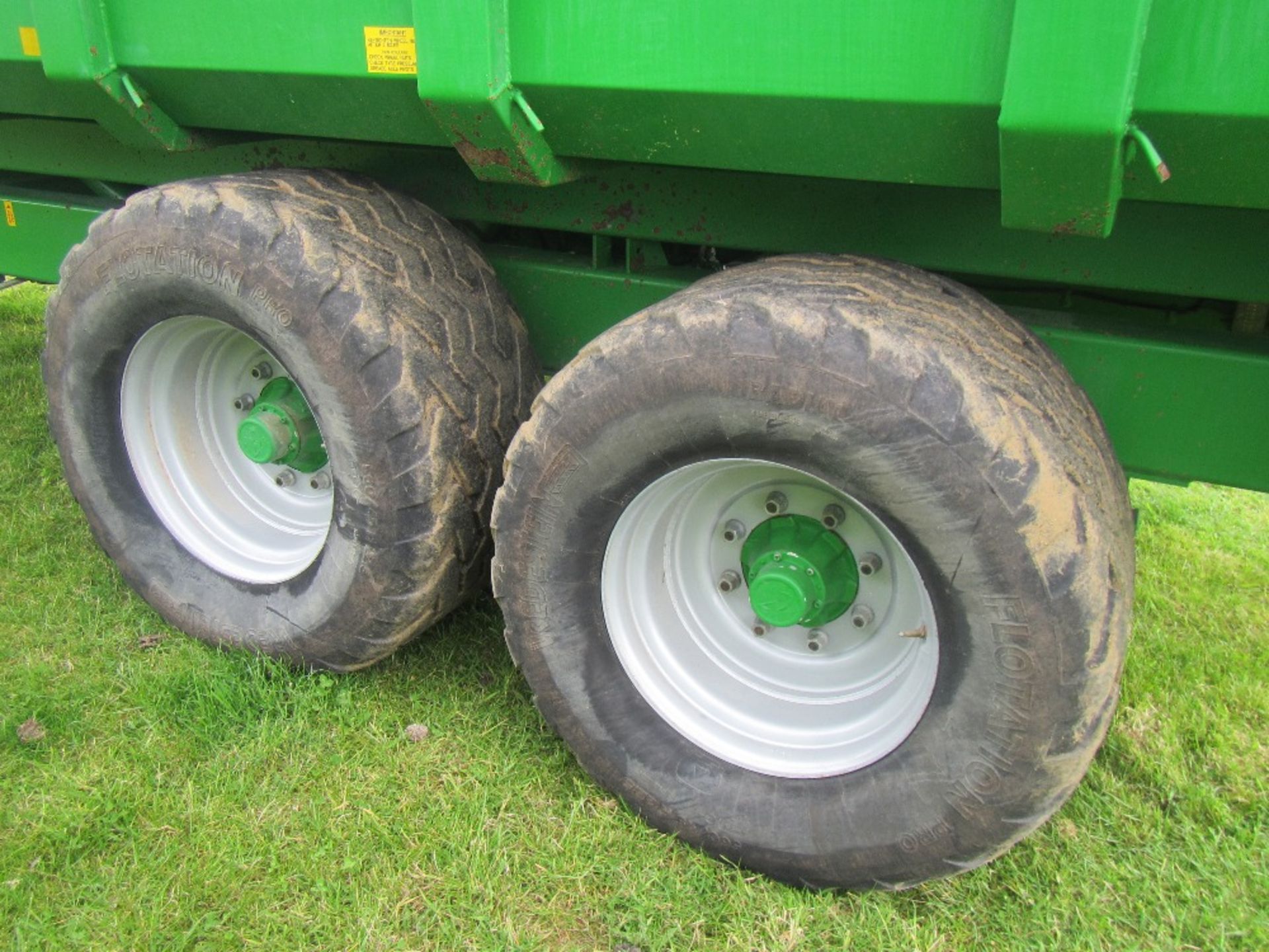 2009 AW 12tonne tandem axle steel moncoque tipping trailer on 560/45R 22.5 flotation wheels and - Bild 4 aus 6