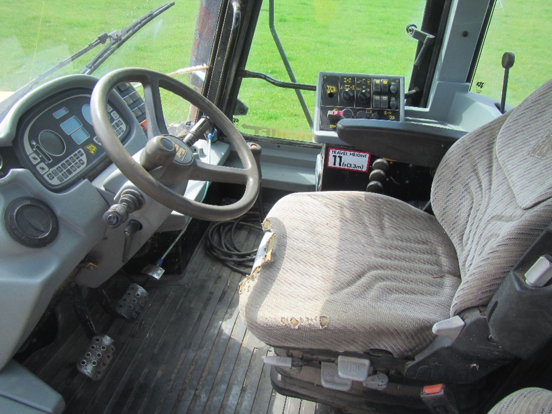 2001 JCB FASTRAC 3185 Smooth Shift TRACTOR fitted with front links Reg. No. Y984 TKO Serial No. - Image 9 of 11