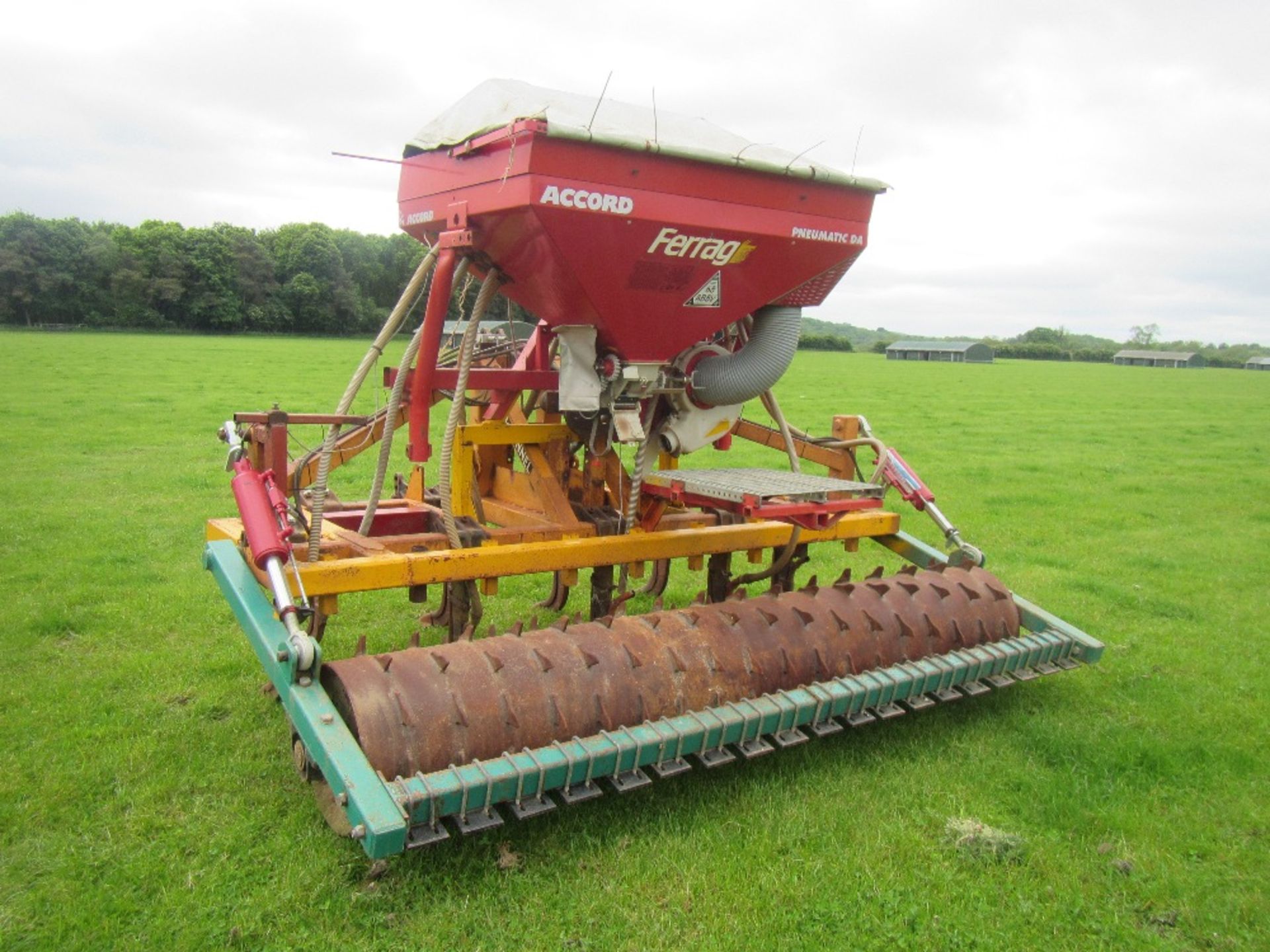 McConnel Shakaerator 9leg cultivator with hydraulic packer roller and Accord bean hopper/drill - Image 3 of 5