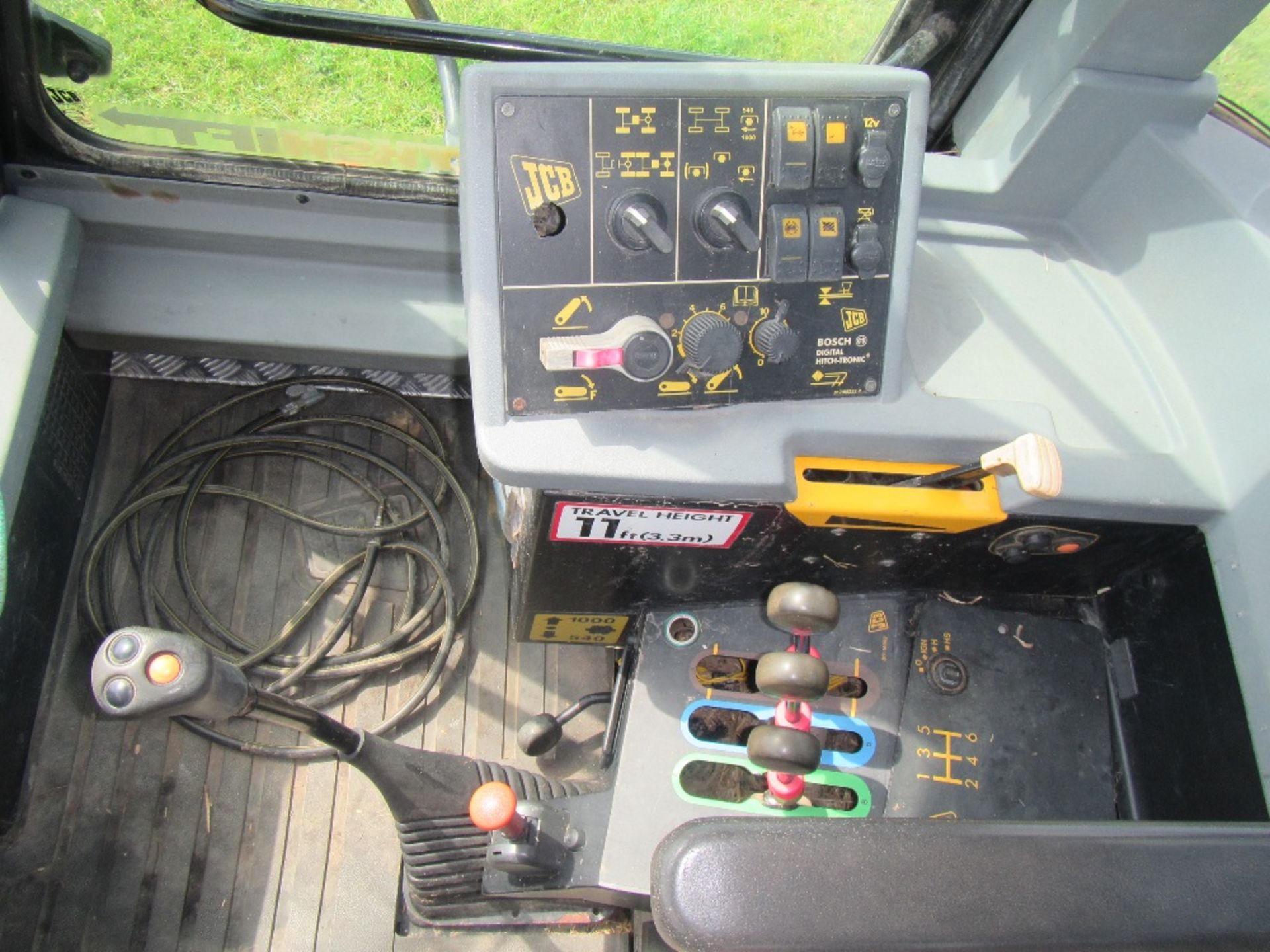 2001 JCB FASTRAC 3185 Smooth Shift TRACTOR fitted with front links Reg. No. Y984 TKO Serial No. - Image 10 of 11