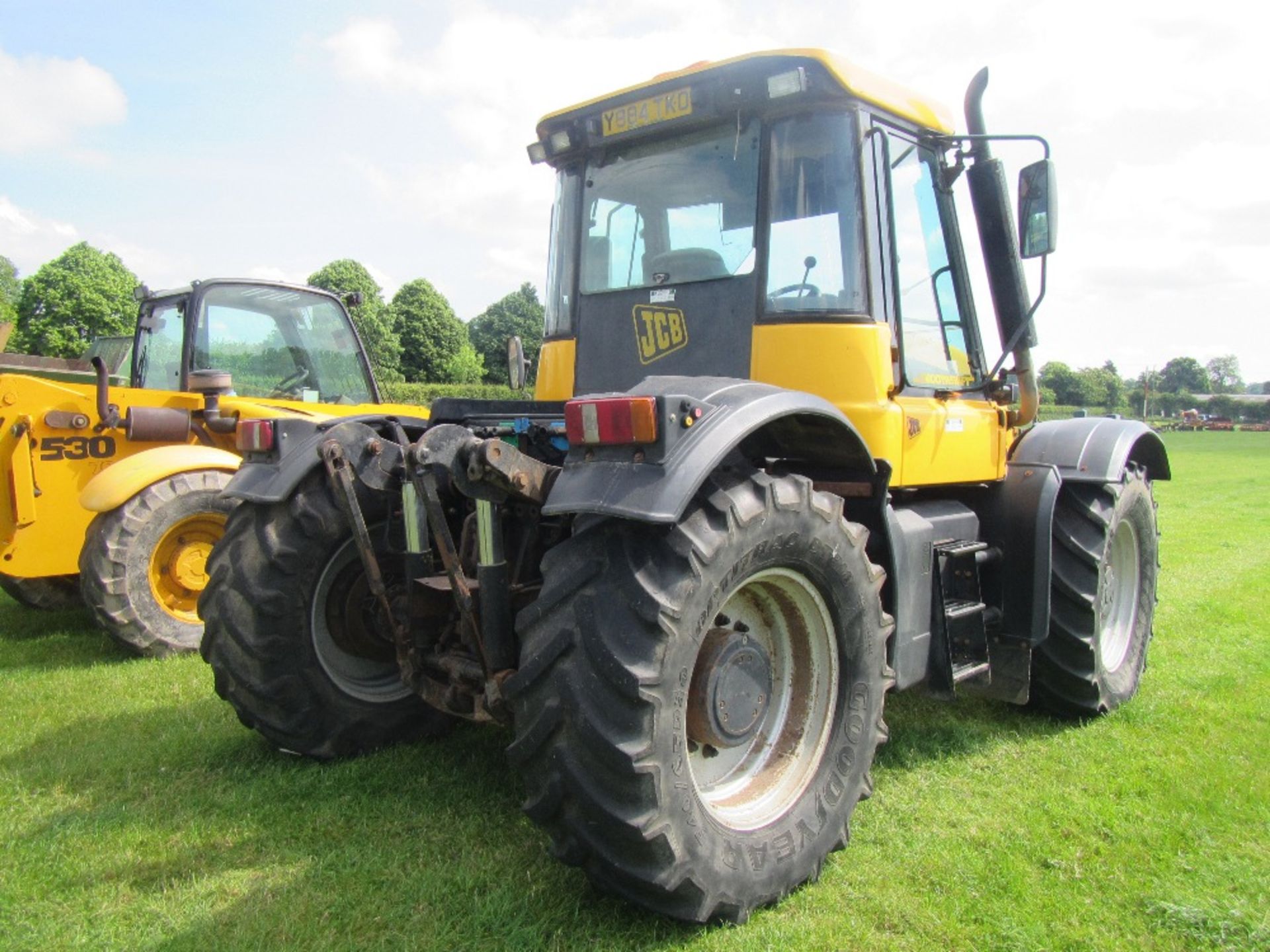 2001 JCB FASTRAC 3185 Smooth Shift TRACTOR fitted with front links Reg. No. Y984 TKO Serial No. - Image 5 of 11