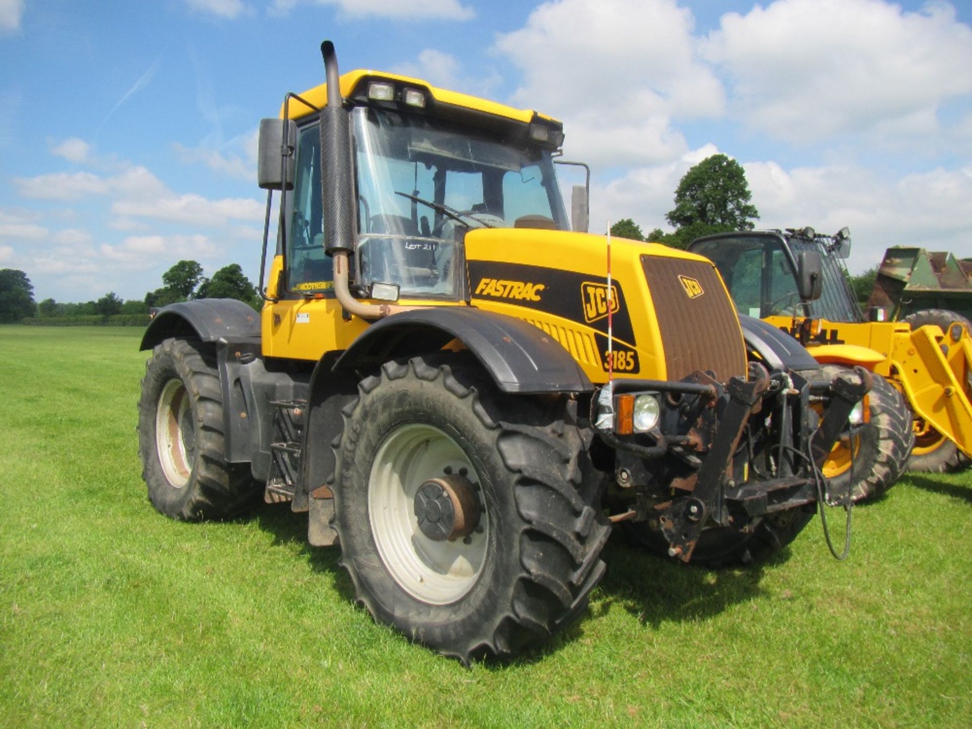 2001 JCB FASTRAC 3185 Smooth Shift TRACTOR fitted with front links Reg. No. Y984 TKO Serial No.