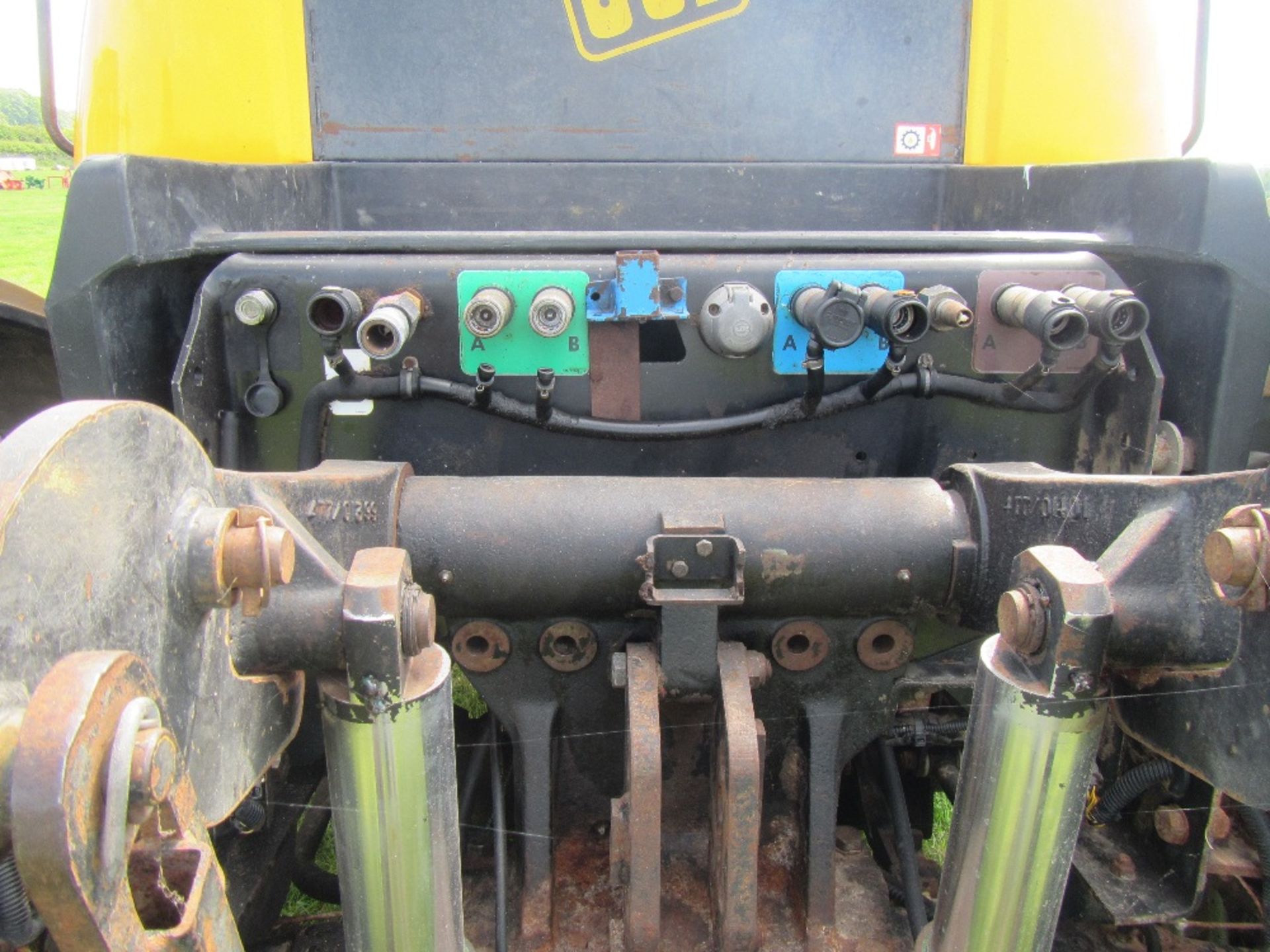 2001 JCB FASTRAC 3185 Smooth Shift TRACTOR fitted with front links Reg. No. Y984 TKO Serial No. - Image 7 of 11