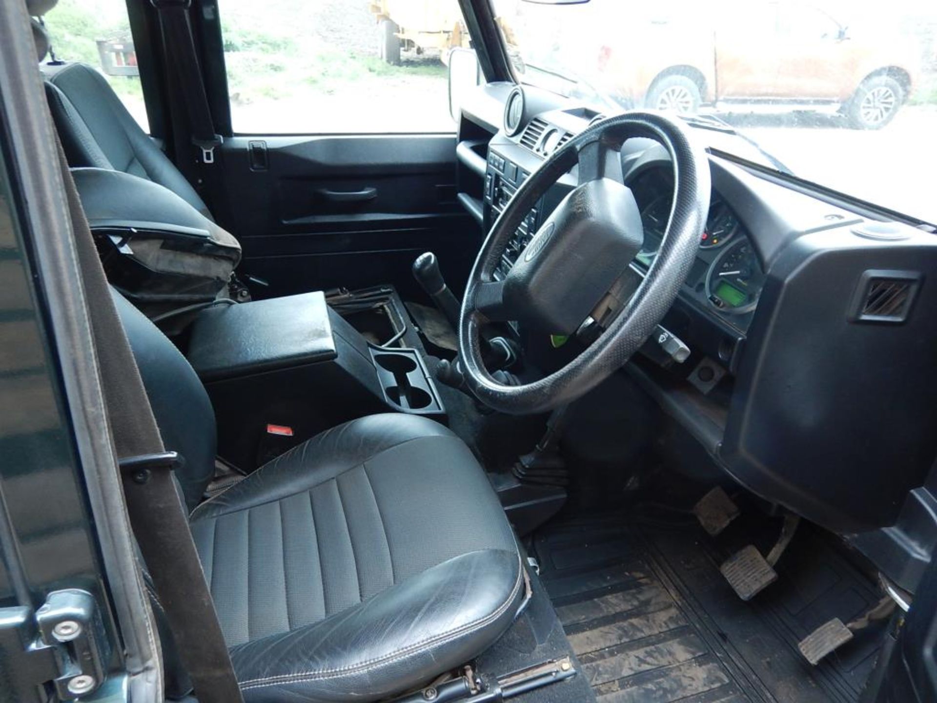 Land Rover Defender 110 XS 2.4L TDCi manual twin cab with half leather seats, air conditioning, - Image 4 of 8