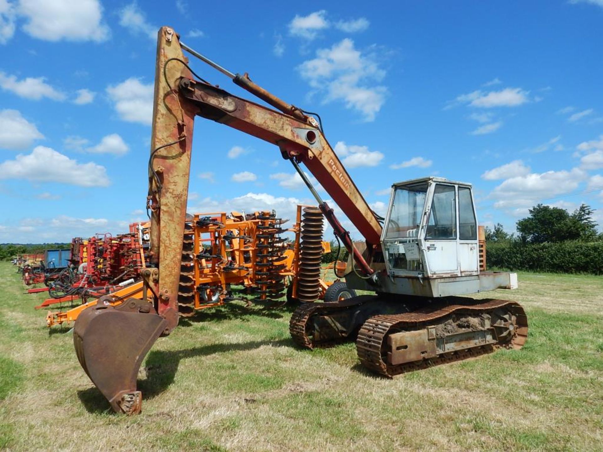 POCLAIN TCS 360 degree metal tracked EXCAVATOR Fitted with 4cylinder diesel engine and digging