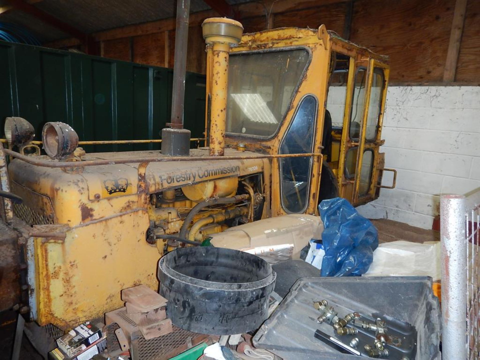 CATERPILLAR D4D 4cylinder diesel CRAWLER TRACTOR Fitted with 54' tracks, 12ft width, cab and ex- - Image 3 of 3