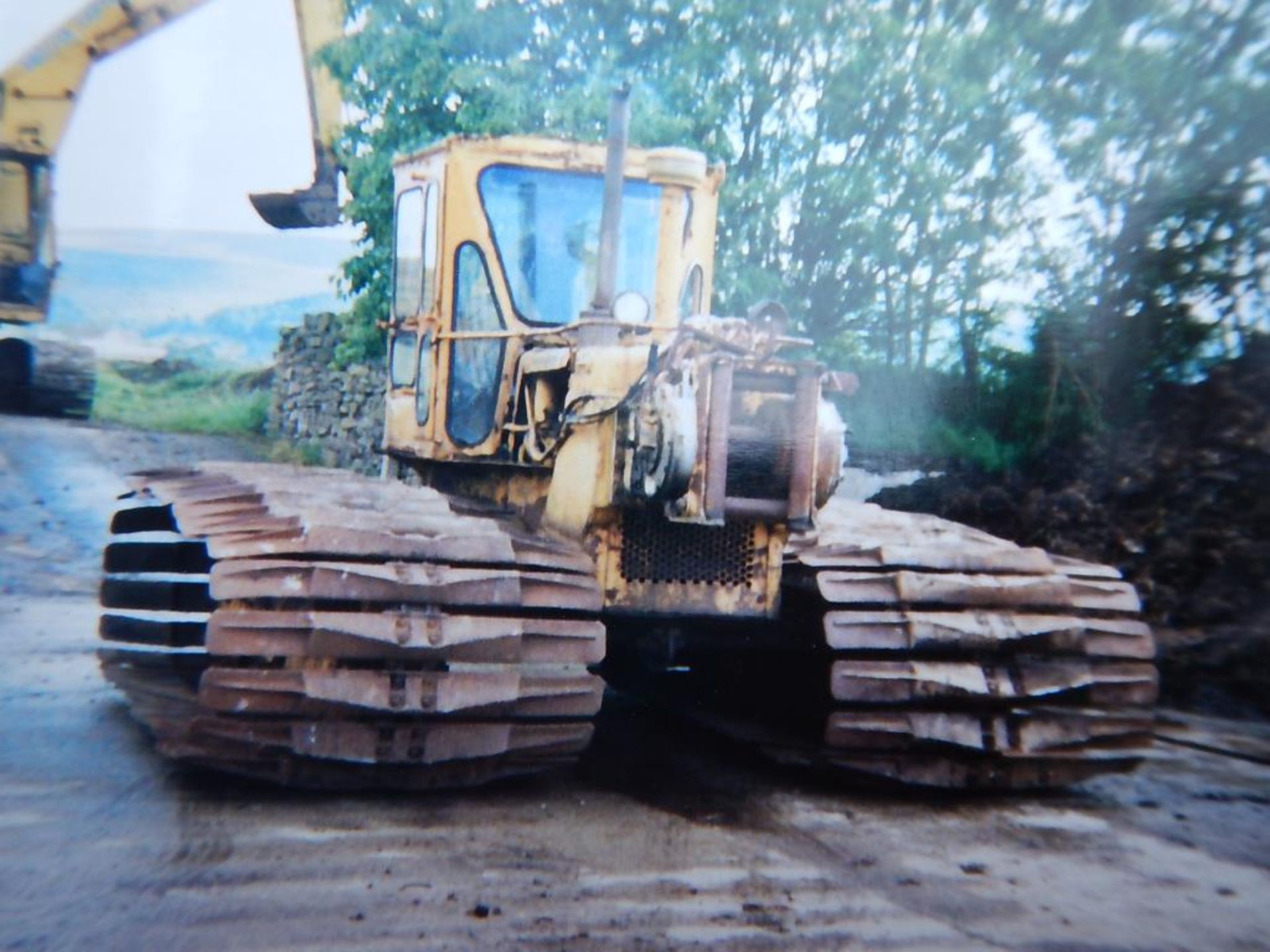 CATERPILLAR D4D 4cylinder diesel CRAWLER TRACTOR Fitted with 54' tracks, 12ft width, cab and ex- - Image 2 of 3