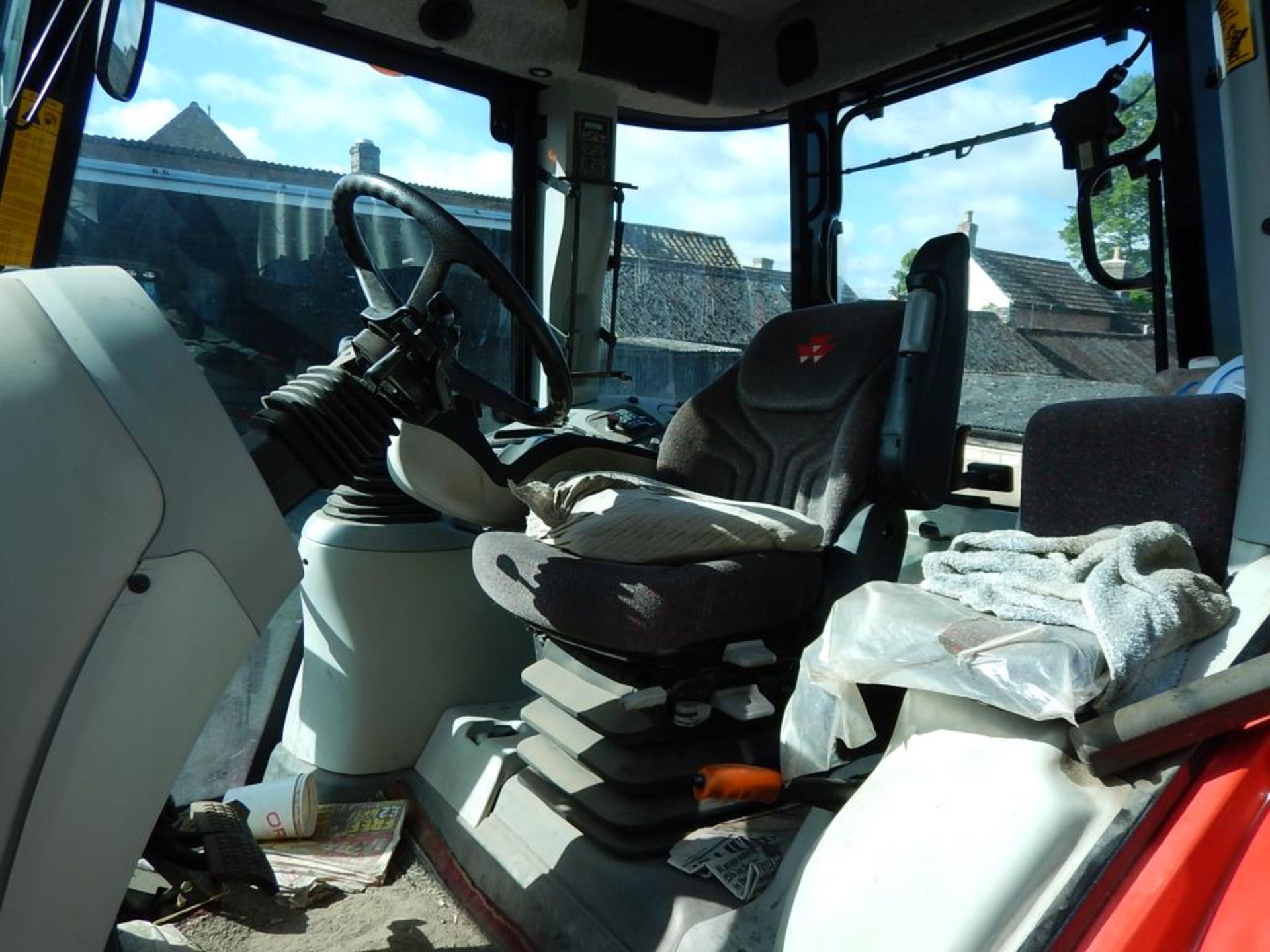 2005 MASSEY FERGUSON 6460 Dynashift 40kph 4wd TRACTOR With front and cab suspension on 16.9R34 - Image 4 of 7