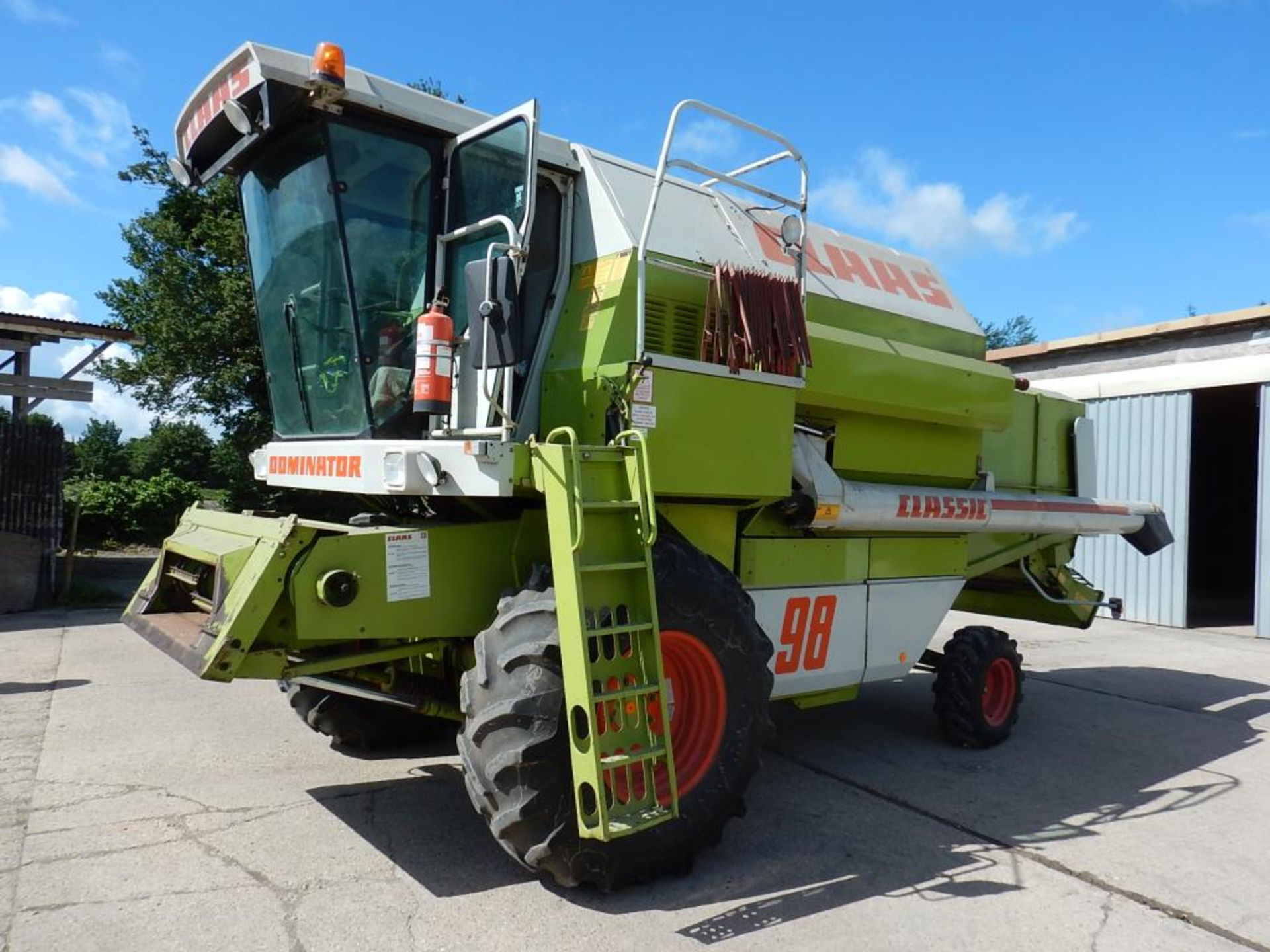 CLAAS Dominator 98 Classic 15ft cut COMBINE HARVESTER With C750 header, 3D sieves, straw chopper, - Image 2 of 14