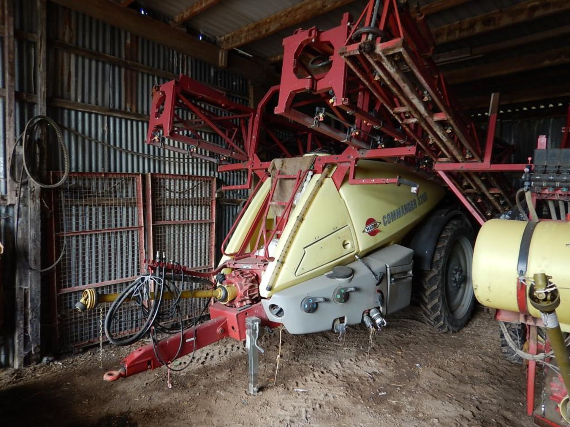 2007 Hardi Commander 3200 24m hydraulic folding trailed sprayer on 300/95R46 rowcrop wheels and