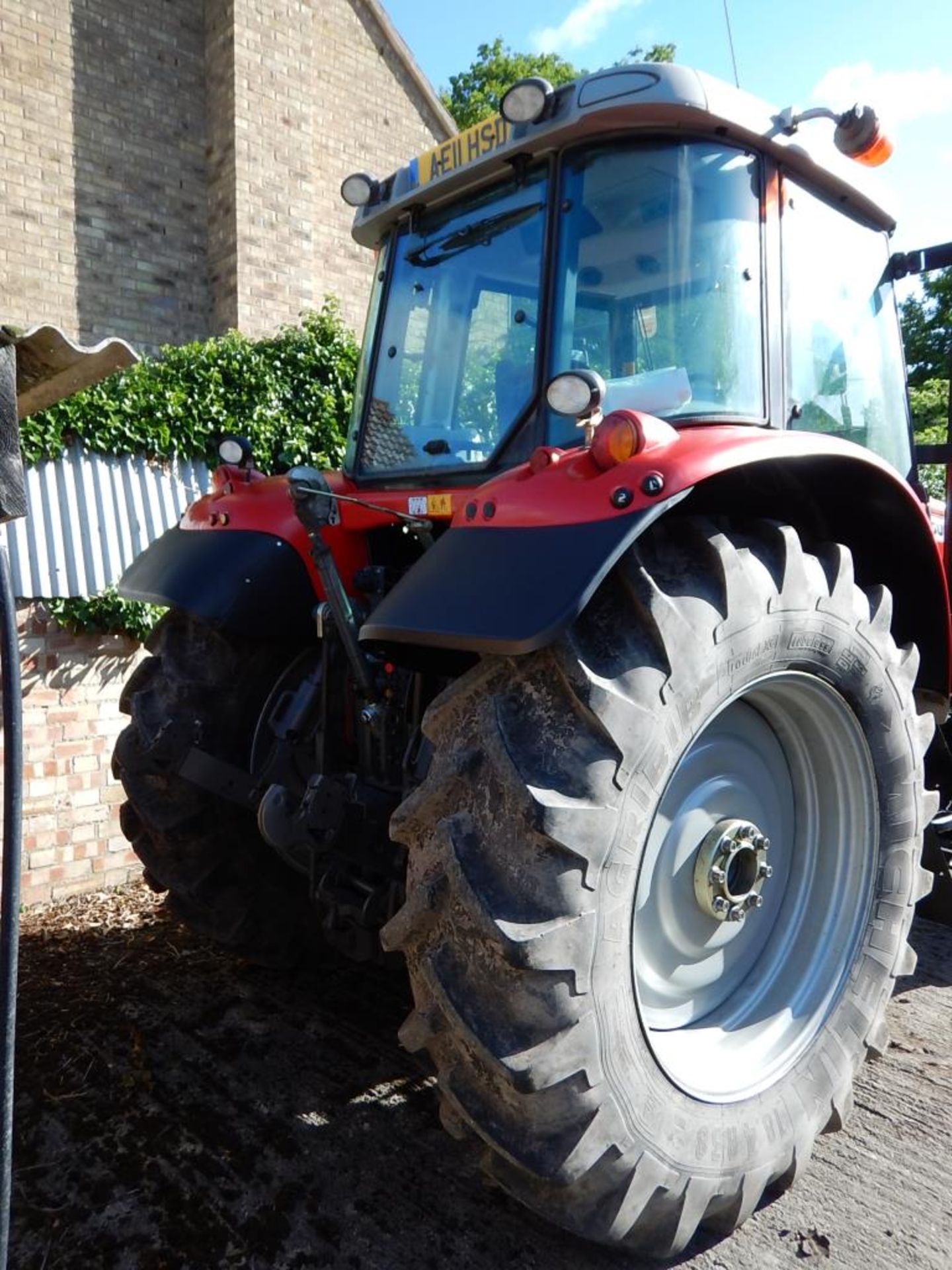 2011 MASSEY FERGUSON 6480 Dyna-6 50kph 4wd TRACTOR With front and cab suspension, front weights on - Image 3 of 10