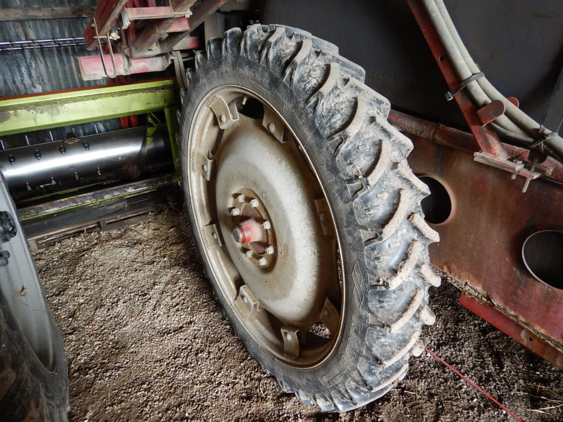 Hardi 2400ltr 21m hydraulic folding trailed sprayer on 9.5R44 rowcrop wheels and tyres - Image 3 of 3