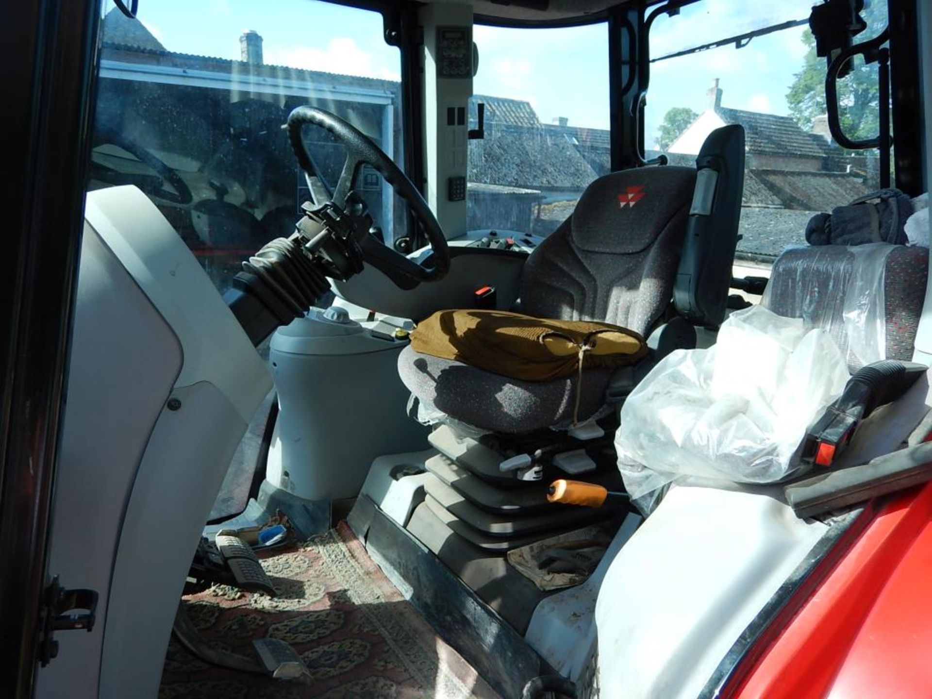 2013 MASSEY FERGUSON 6470 Dyna-6 40kph 4wd TRACTOR With front and cab suspension on 18.4R34 rear and - Image 4 of 9