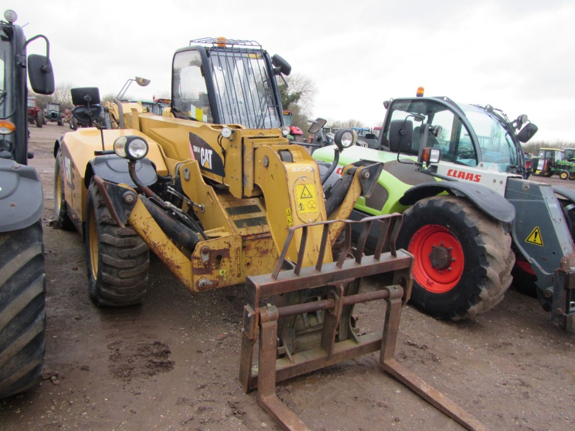 Caterpillar TH141 14m Telehandler c/w new set of switches in office Approx 4075 Hrs Ser. No. - Image 2 of 5
