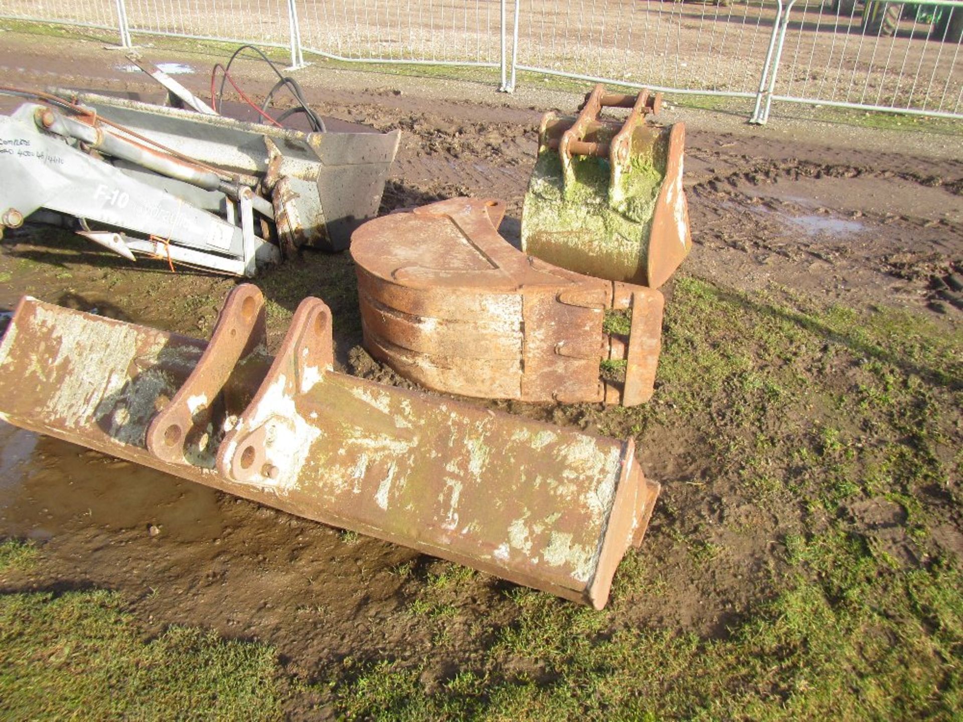 Komatsu 2ft 18in & Ditching Buckets, Quick Hitch - Image 2 of 7
