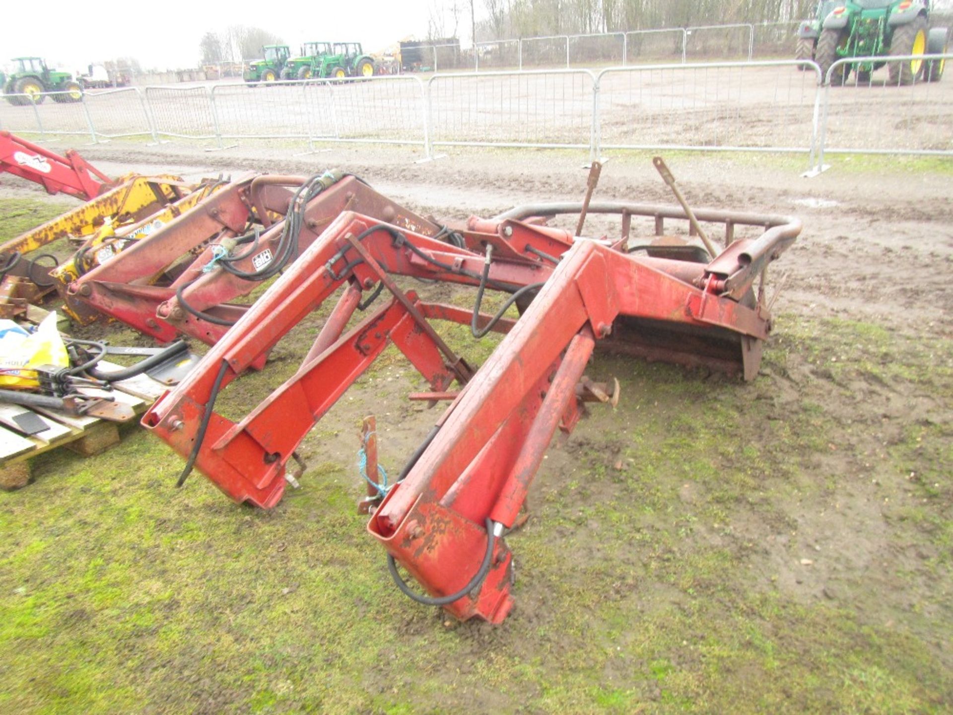 Massey Ferguson 75 Power Loader to fit MF 240 c/w Brackets UNRESERVED LOT - Image 2 of 4