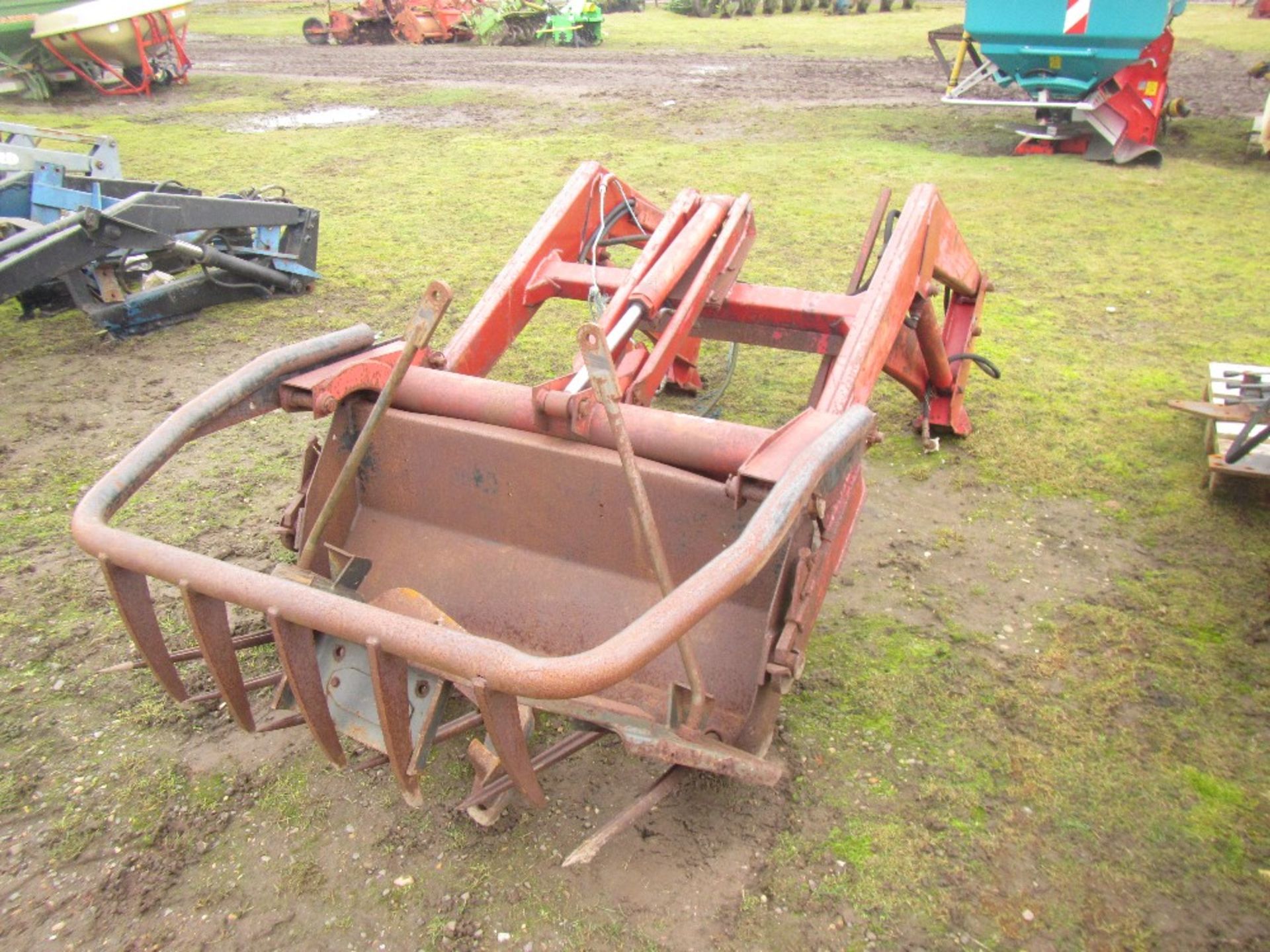 Massey Ferguson 75 Power Loader to fit MF 240 c/w Brackets UNRESERVED LOT - Image 4 of 4