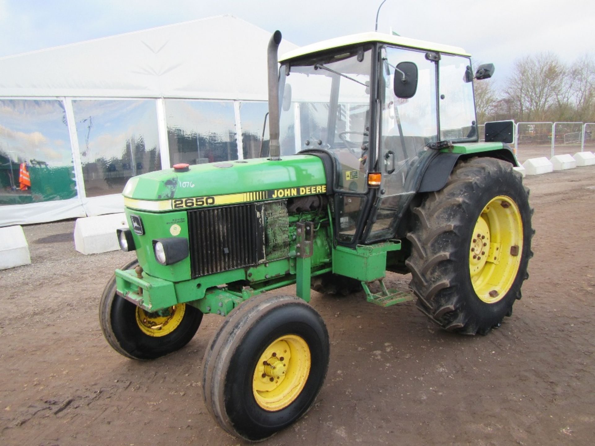 John Deere 2650 2wd Tractor c/w MC1 Cab. First Registered 15/8/1990. Reg. No. f399 gra Ser No