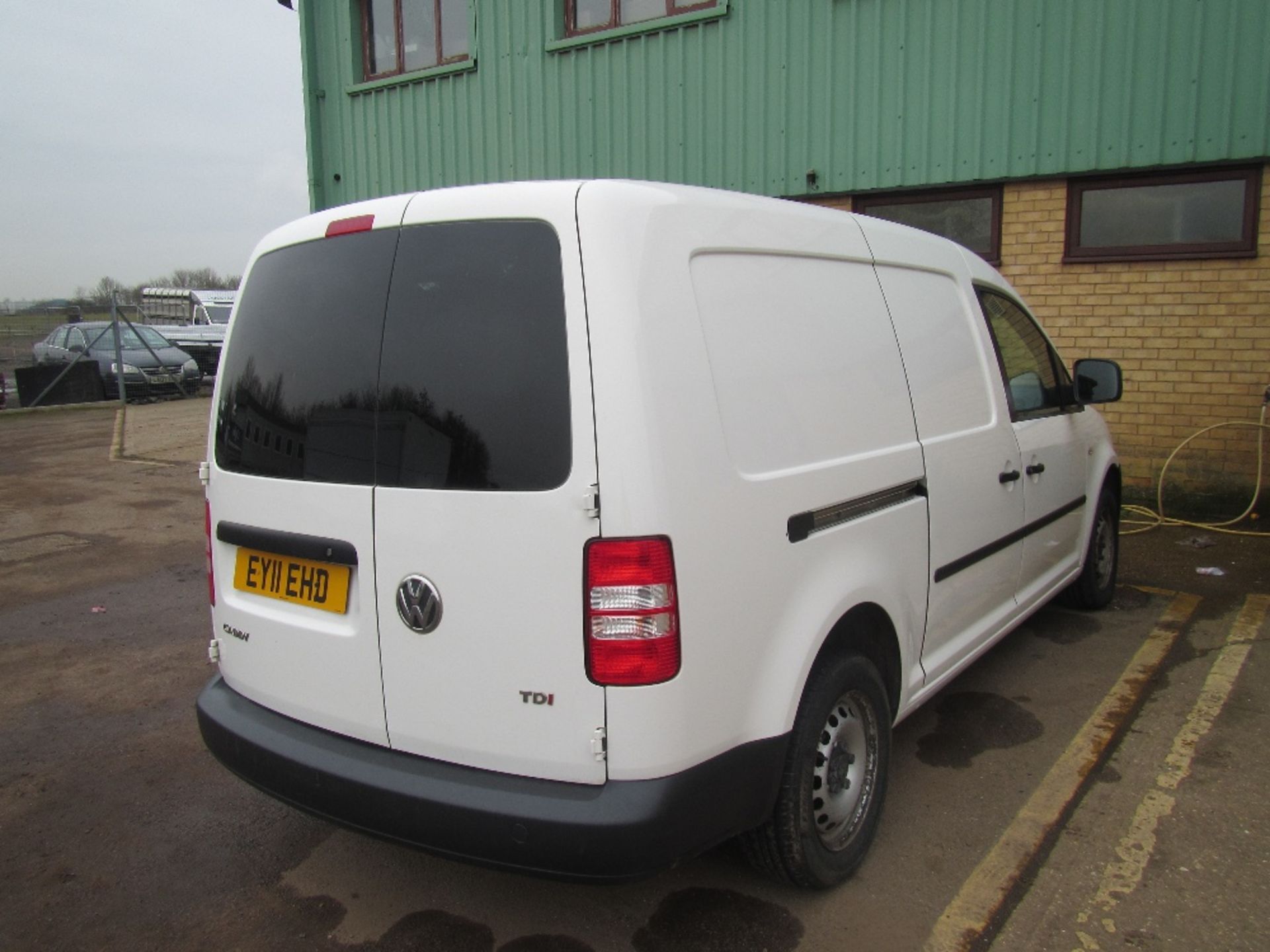 VW C20 TDI Caddy Maxi Van. Regd 10/6/11. White. 1 former keeper. Reg Docs available. Mileage: 136, - Image 5 of 7