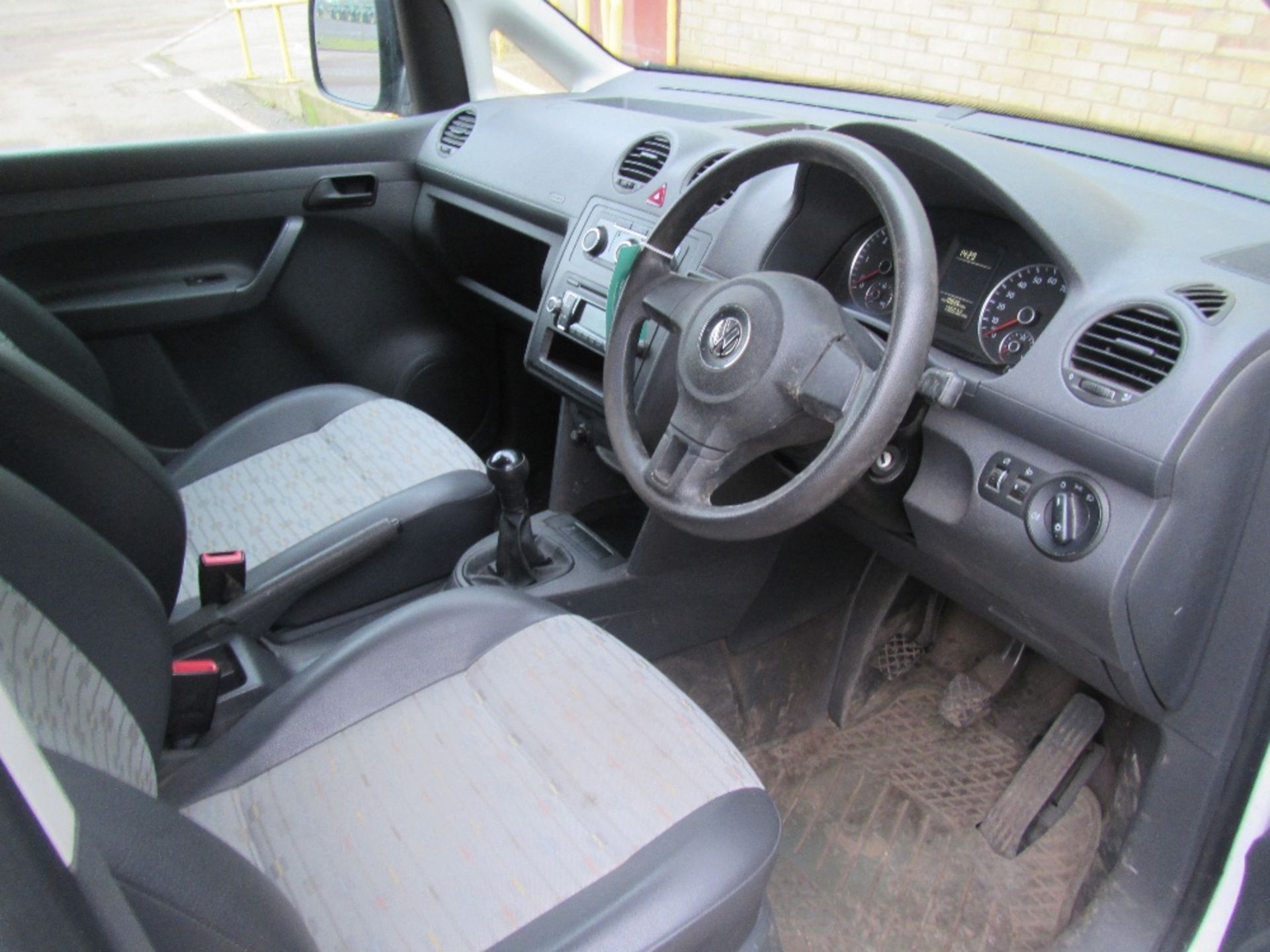 VW C20 TDI Caddy Maxi Van. Regd 10/6/11. White. 1 former keeper. Reg Docs available. Mileage: 136, - Image 4 of 7