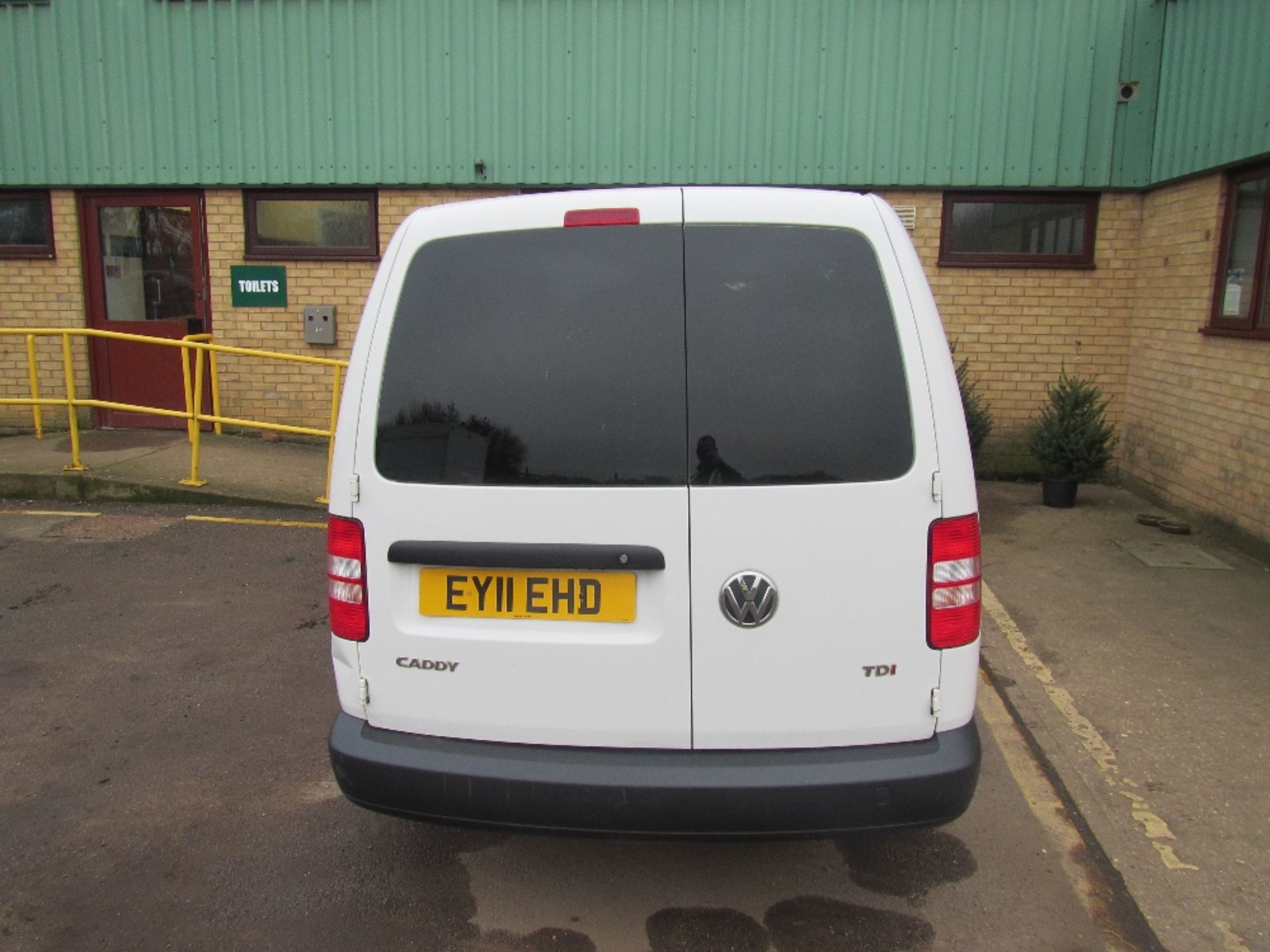 VW C20 TDI Caddy Maxi Van. Regd 10/6/11. White. 1 former keeper. Reg Docs available. Mileage: 136, - Image 6 of 7