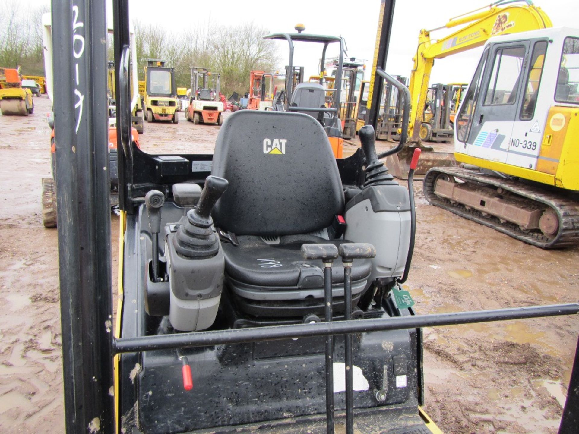 2015 Cat 3014.7D Mini Digger c/w Tracks, Blade, Canopy Cab, on Rubber 600 Hrs - Image 4 of 6