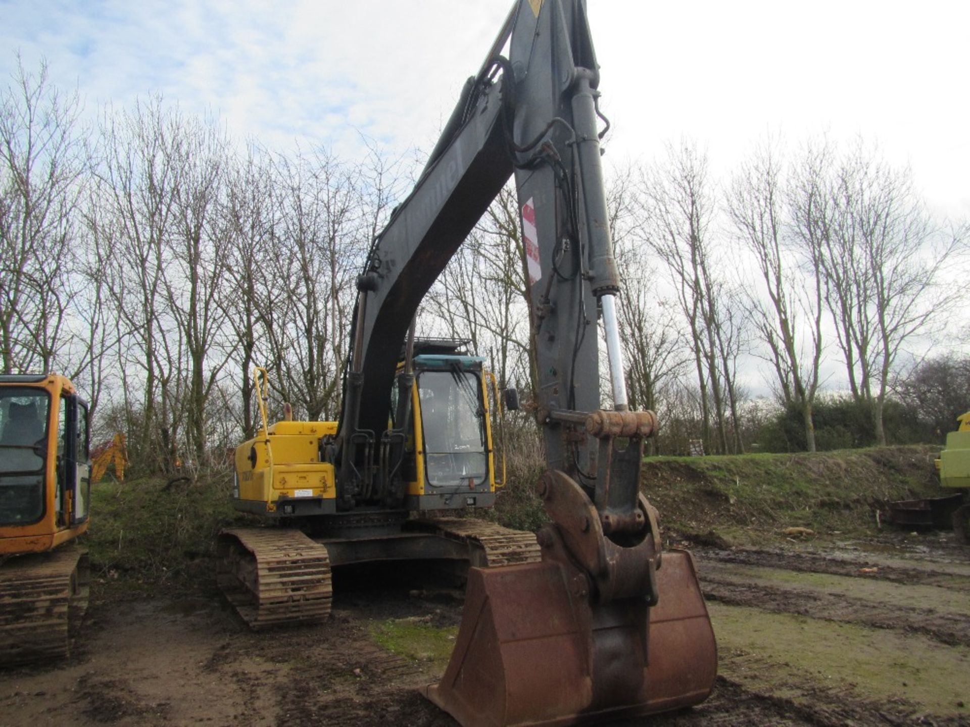 Volvo EC210 Excavator c/w 1 Bucket & Key Ser No EC210BLCV10388 - Image 3 of 8