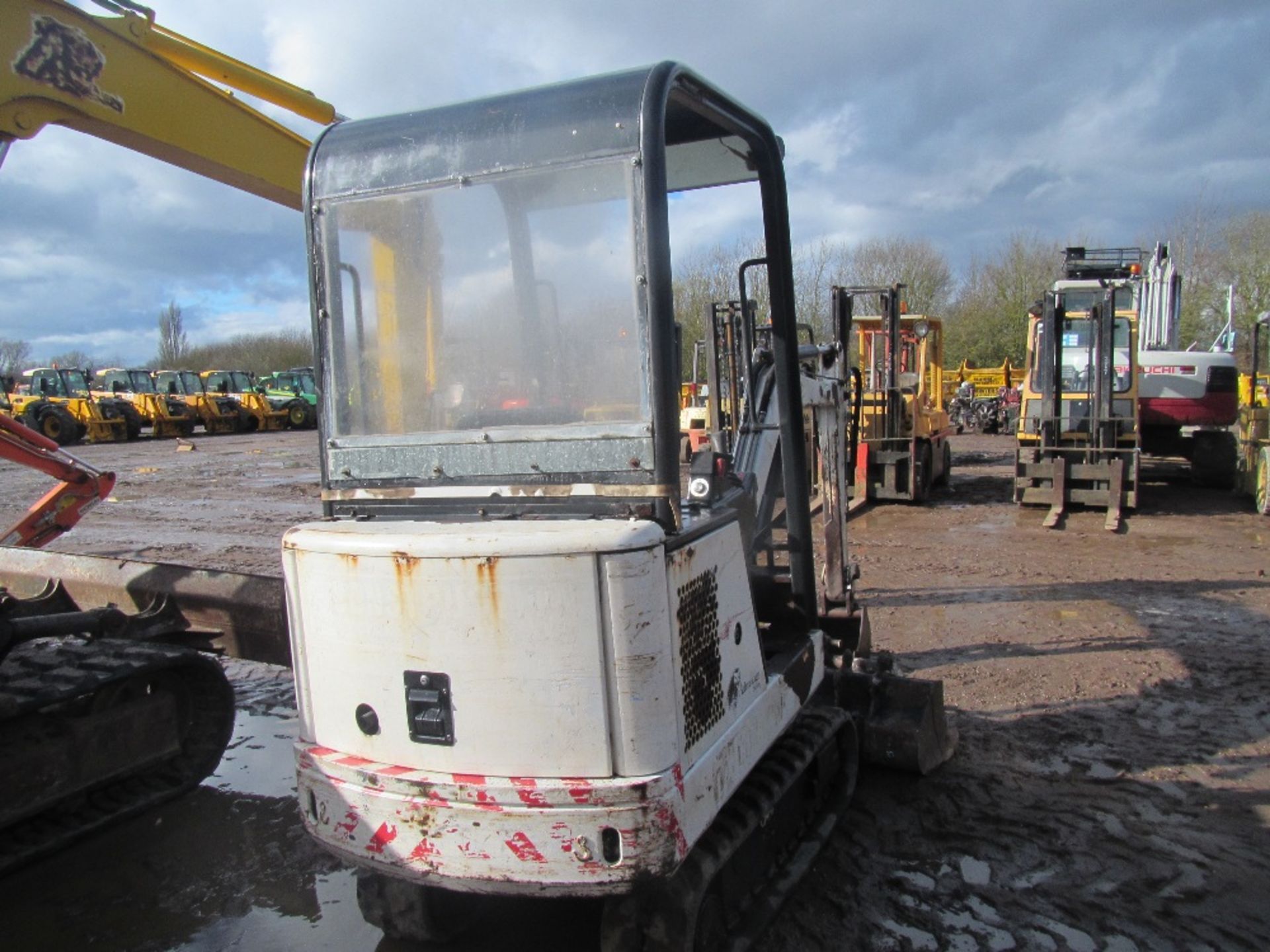 Bobcat 1.5 Mini Digger c/w 5 Buckets - Image 5 of 7