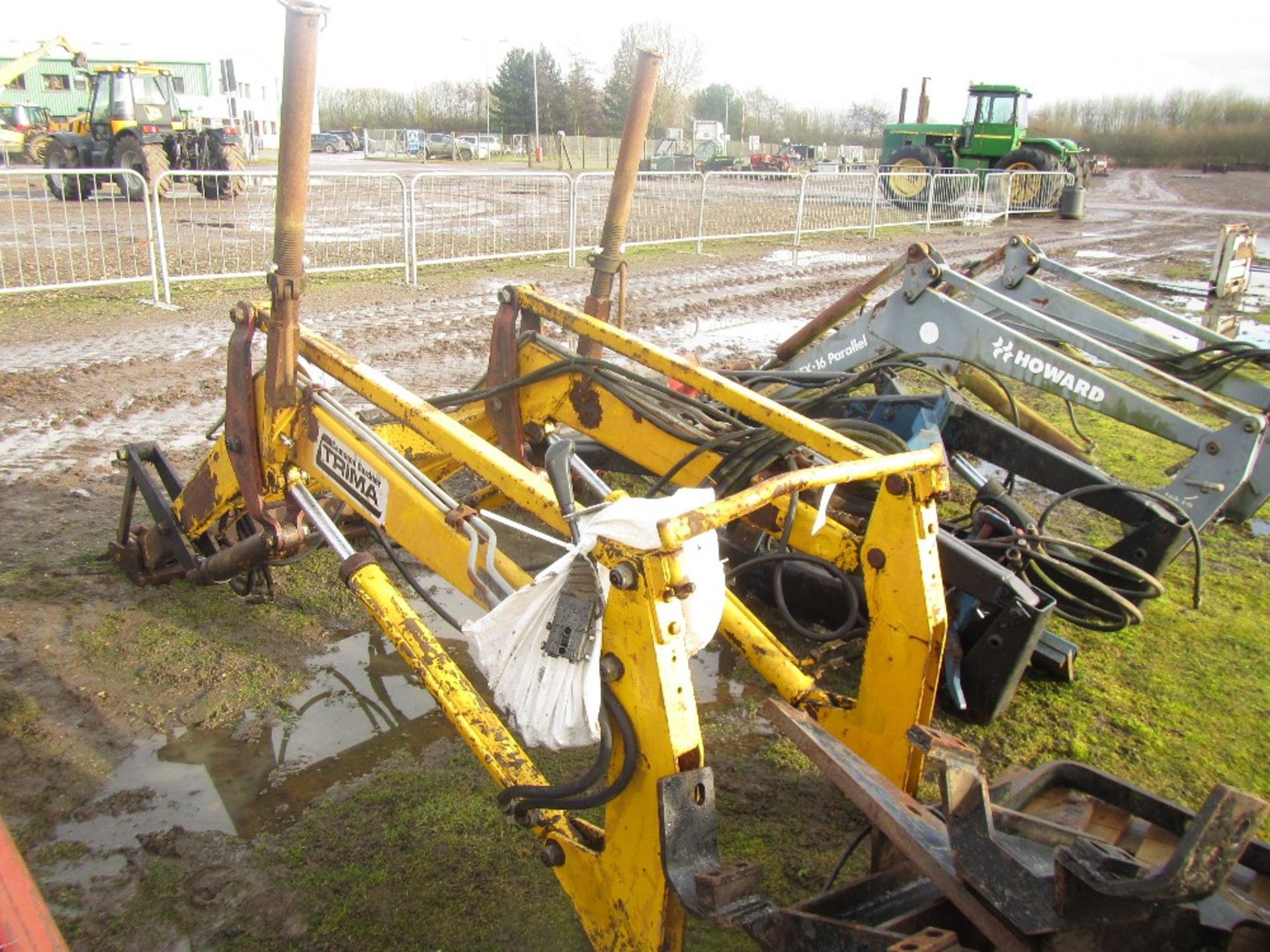 Trima 1610p Loader c/w Bucket & Valve Block, Ford 4 Cylinder Brackets - Image 2 of 6