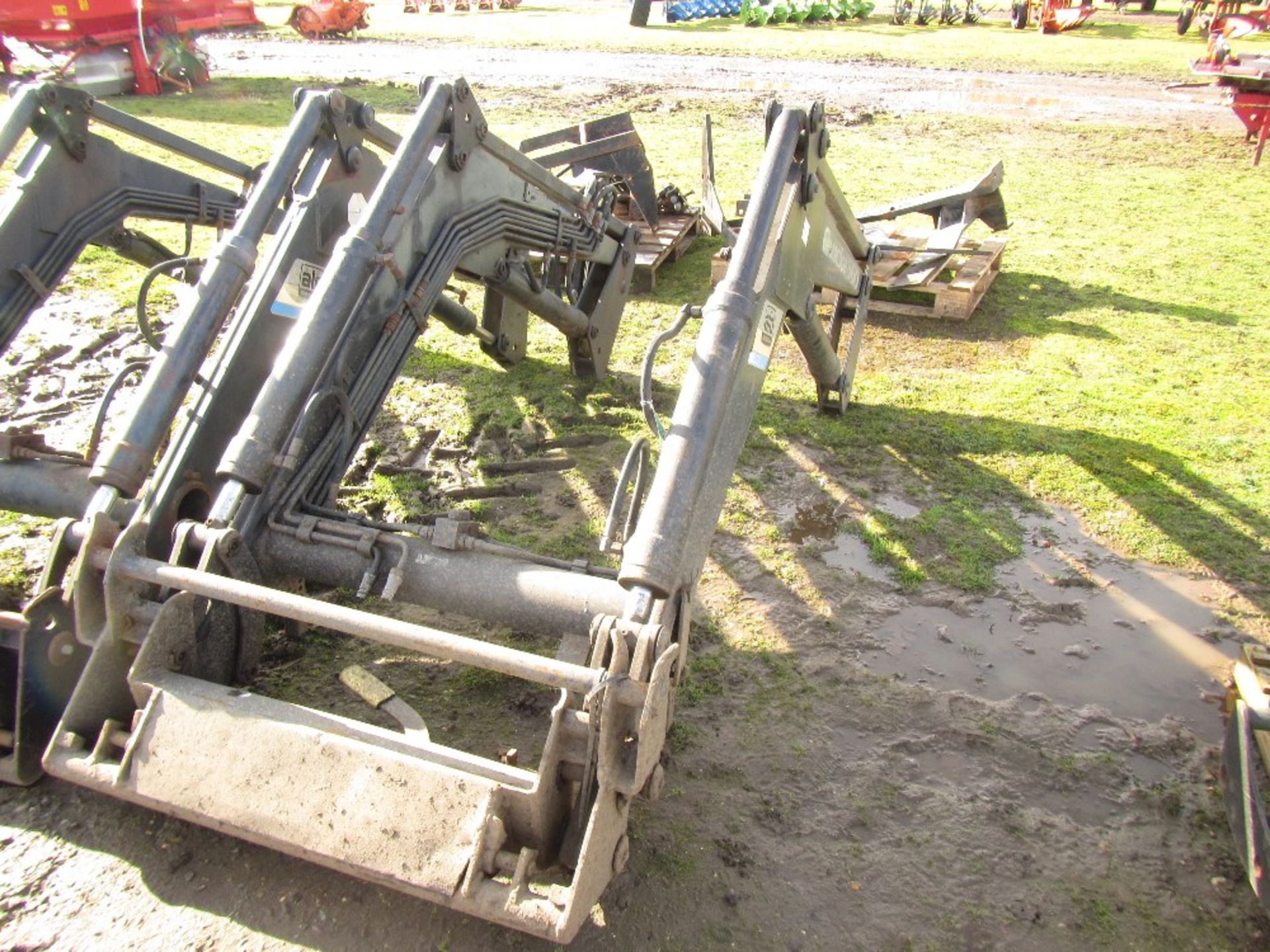 Quicke Q560 Loader c/w Ford 40 Series Bucket - Image 4 of 6