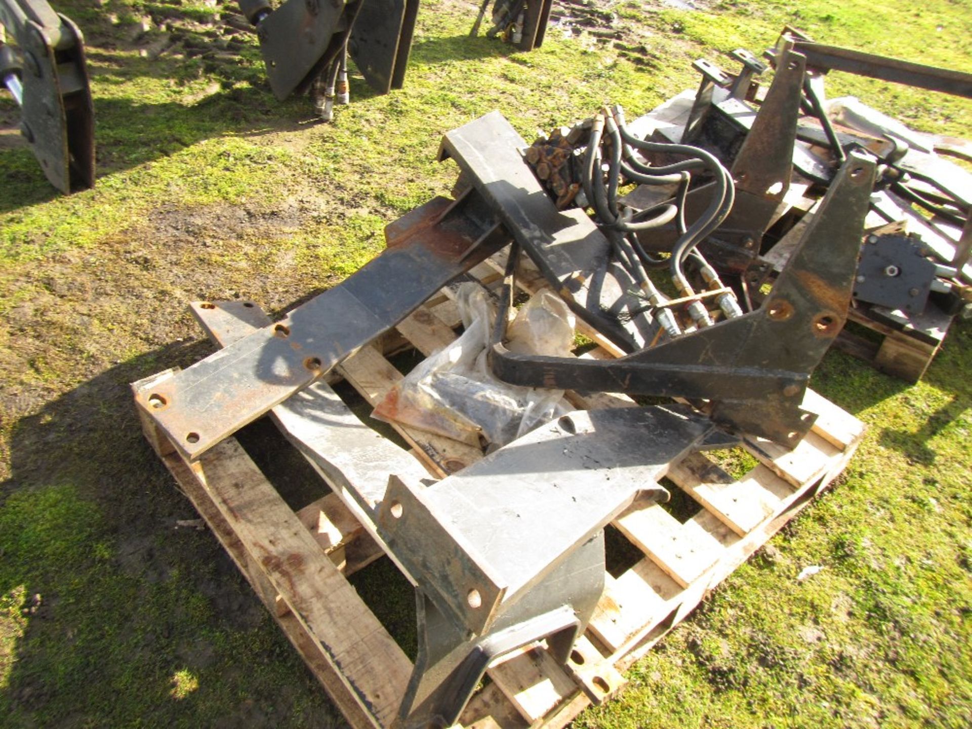 Quicke Q560 Loader c/w Ford 40 Series Bucket - Image 6 of 6