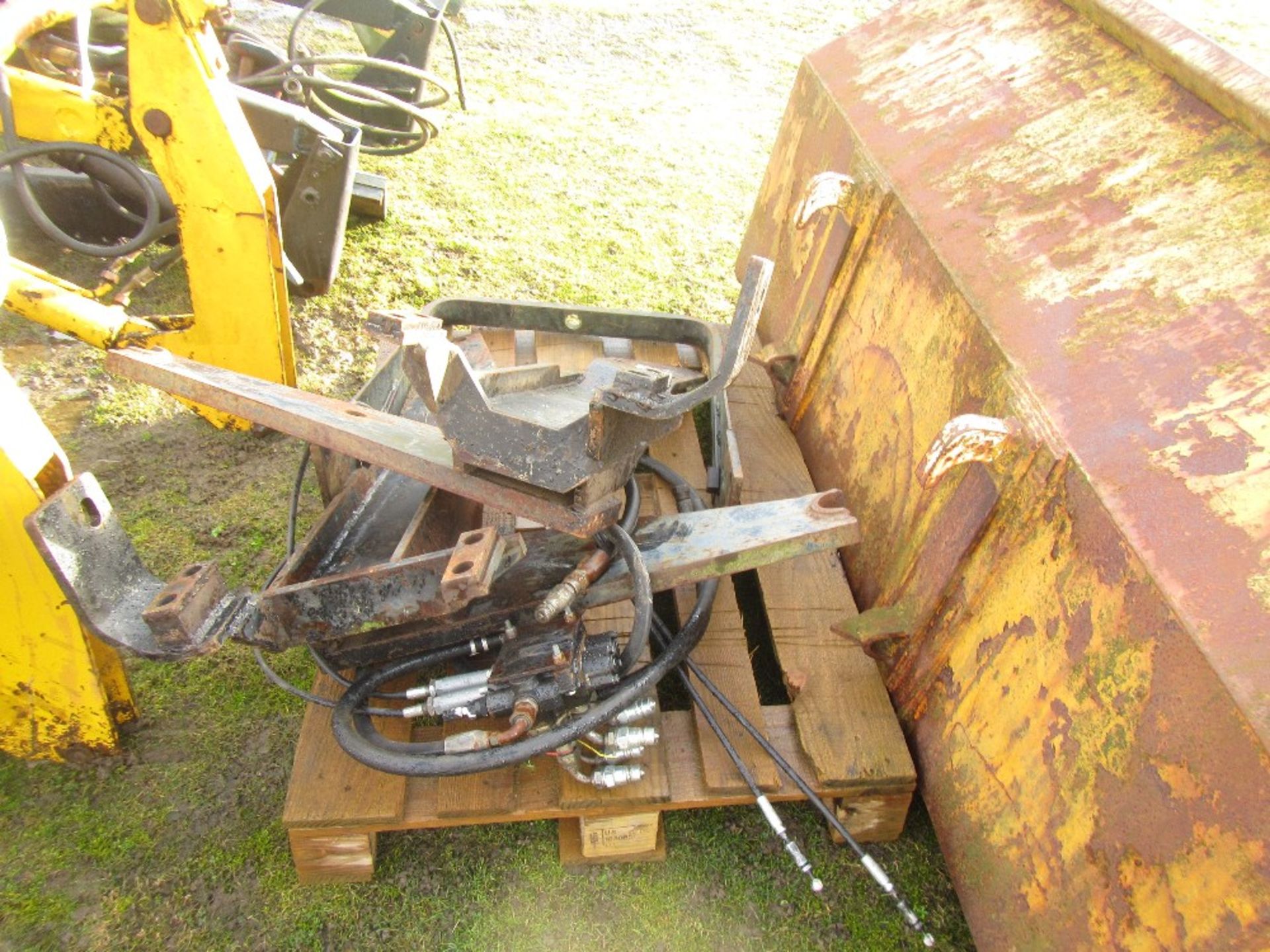 Trima 1610p Loader c/w Bucket & Valve Block, Ford 4 Cylinder Brackets - Image 4 of 6