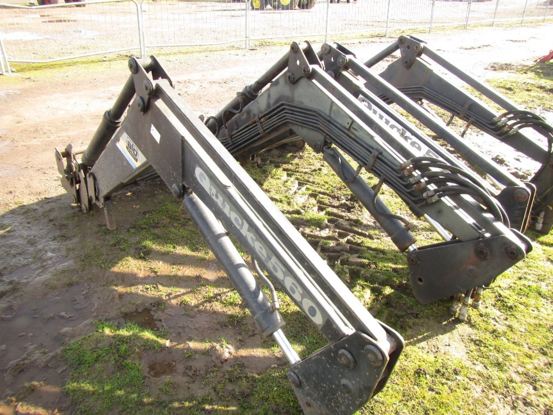 Quicke Q560 Loader c/w Ford 40 Series Bucket - Image 3 of 6