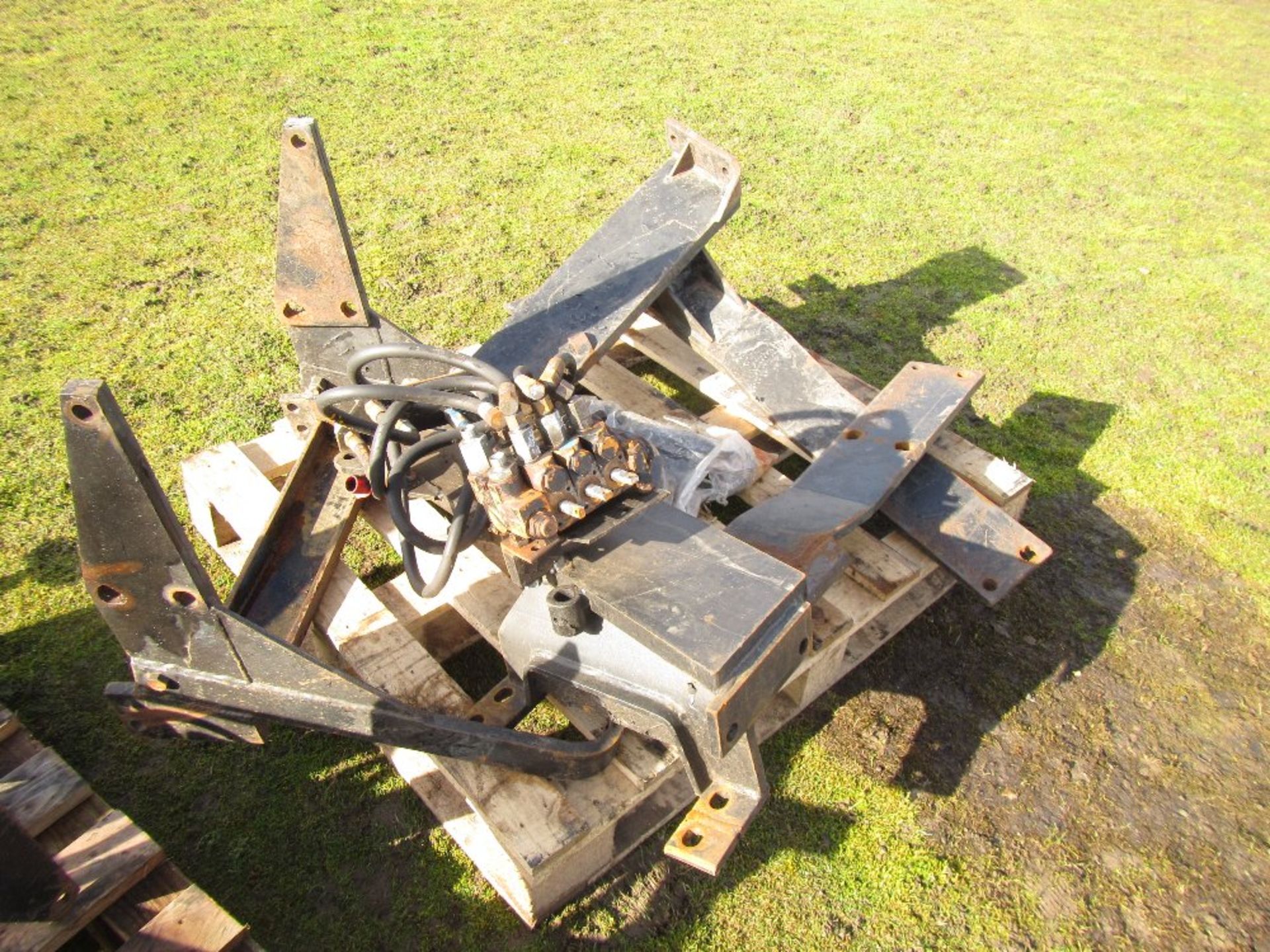 Quicke Q560 Loader c/w Ford 40 Series Bucket - Image 5 of 6