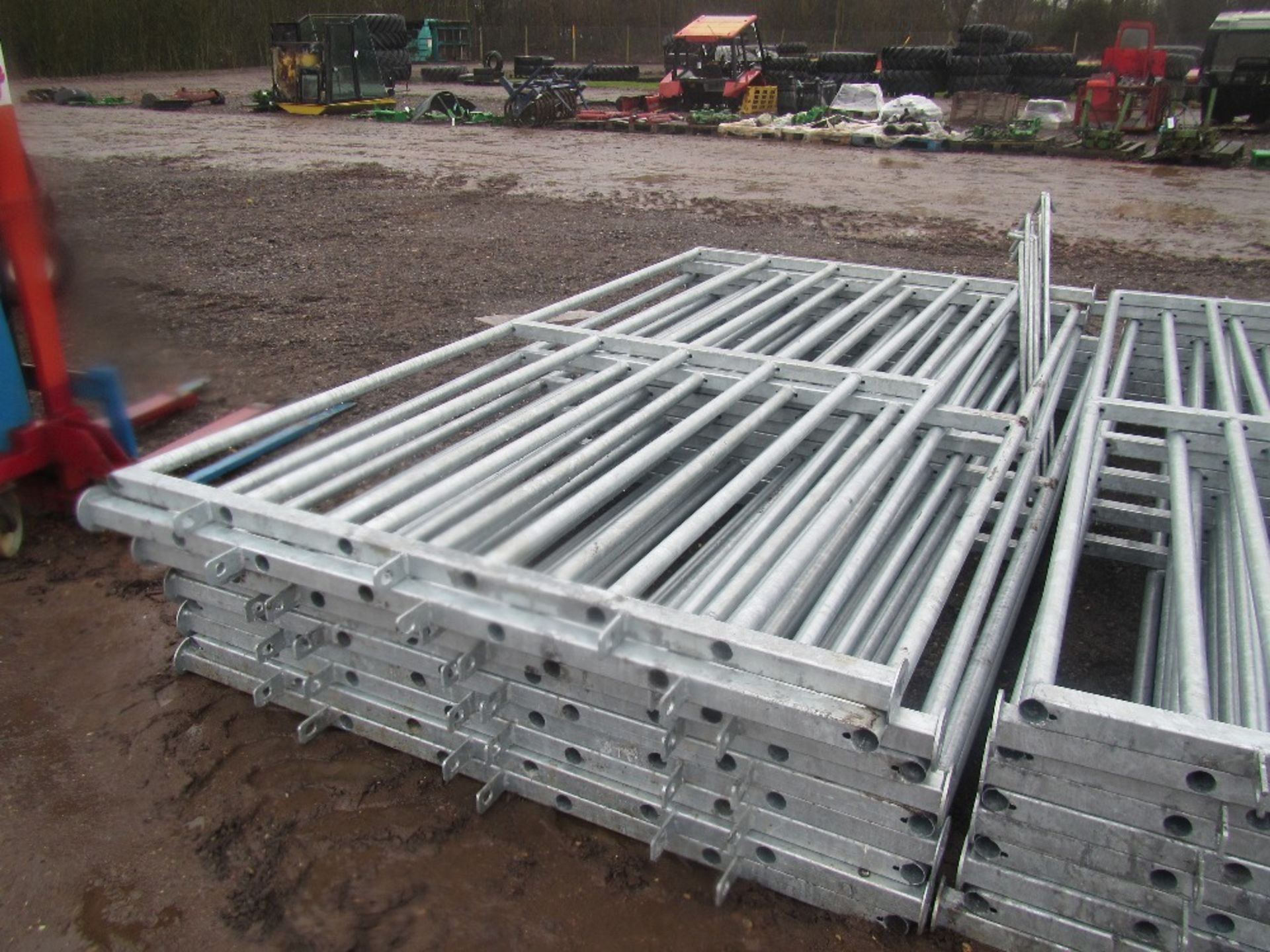 10ft x 5ft 8in Heavy Duty Galvanised Steel 6 Bar Cattle Hurdles c/w Pin (pack of 10)