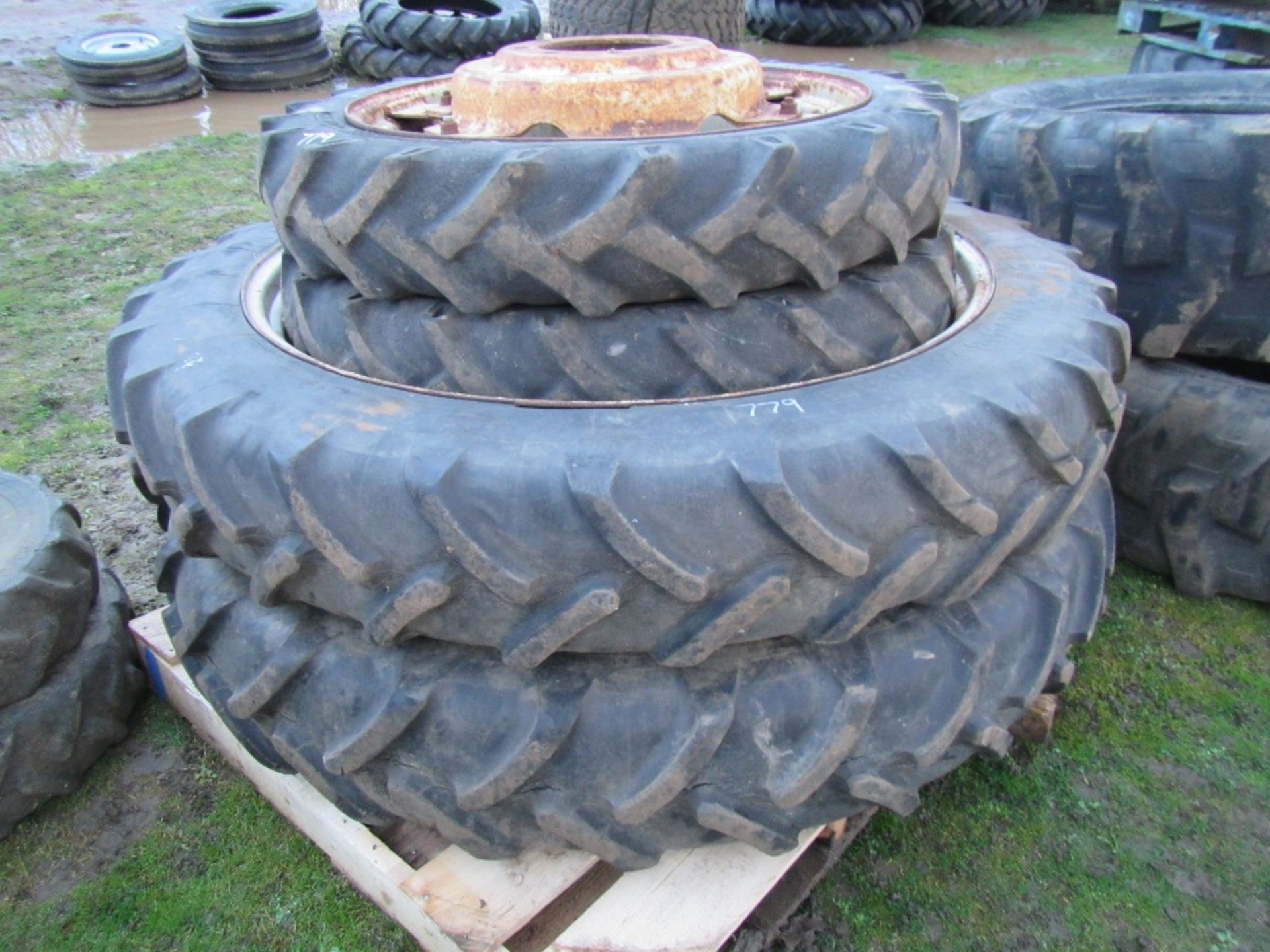 Set of Ford 4wd Rowcrop Tractor Wheels