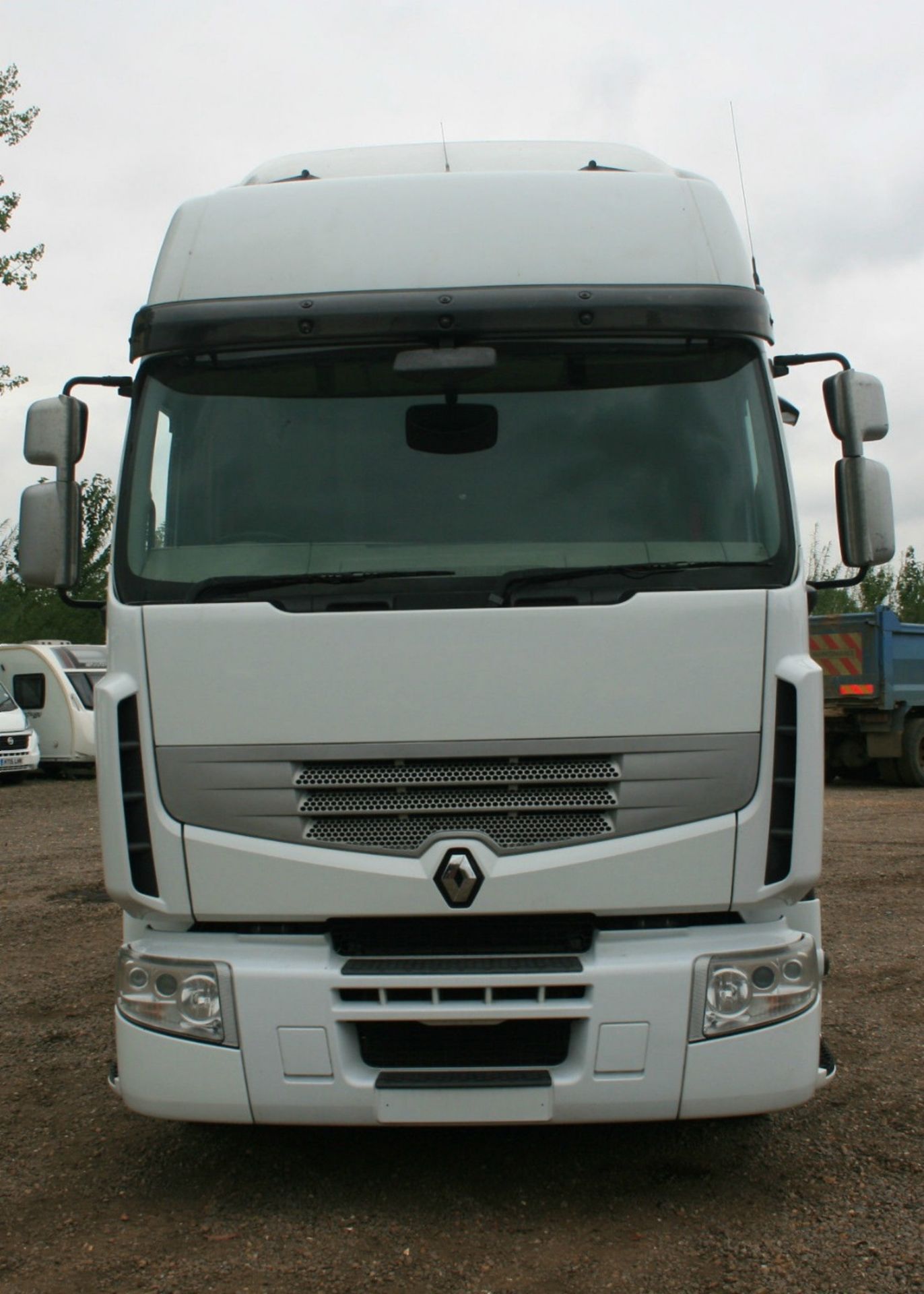 Renault Trucks Premium Route 460.25 6x2 LD TML 44 Ton Tractor Unit c/w 460 Horse Power Automatic, - Image 2 of 3