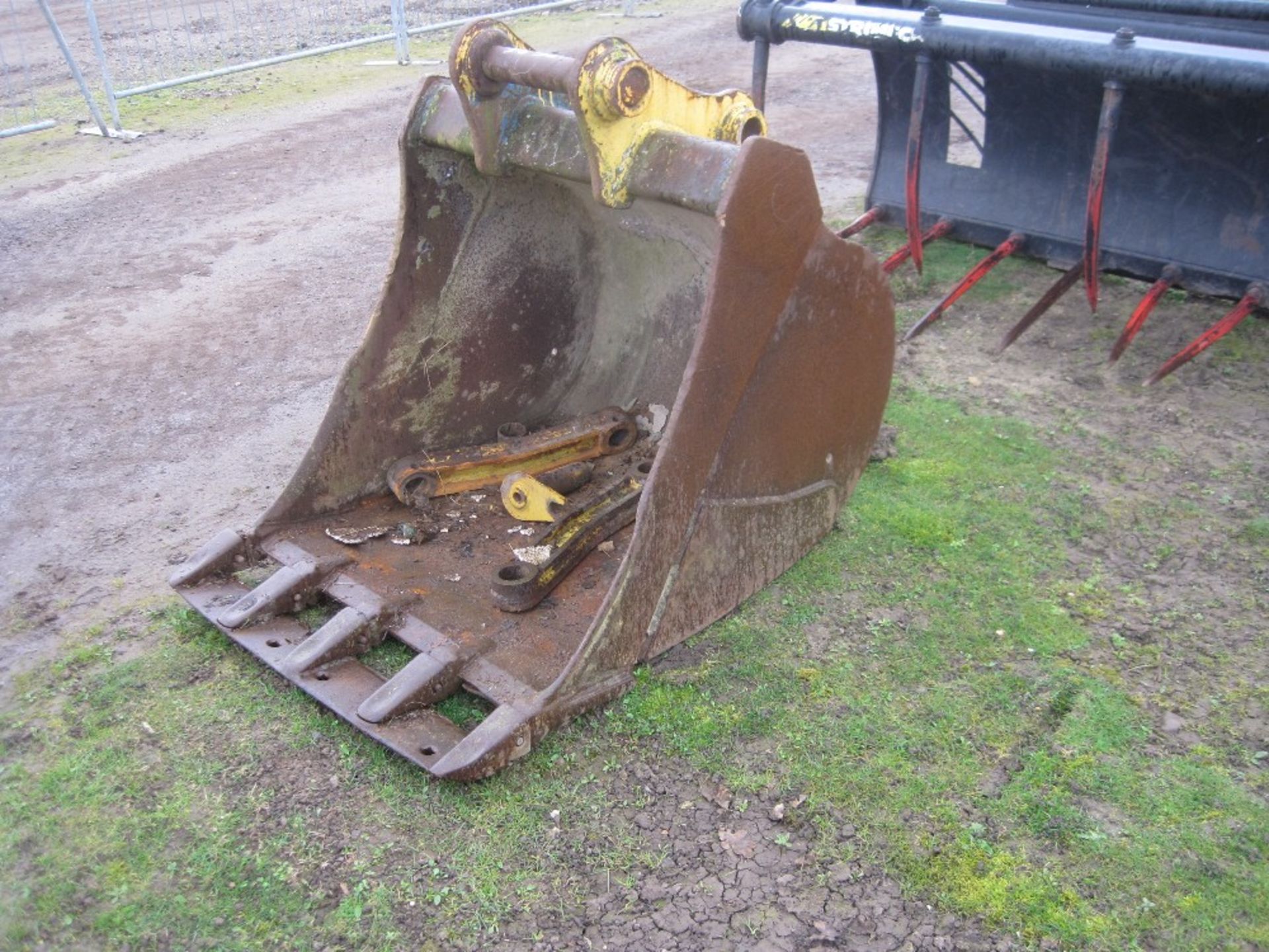 3ft Digging Bucket c/w 70mm Holes - Image 3 of 5