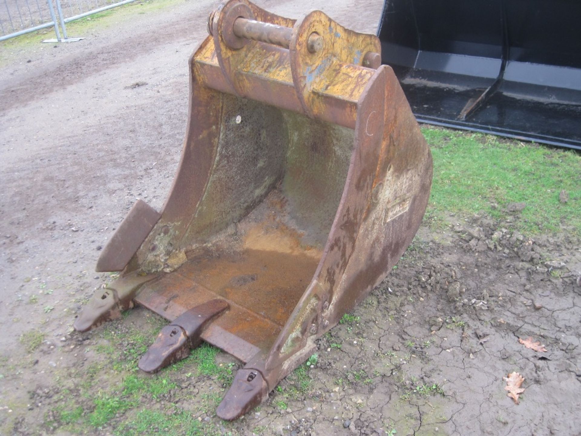 2ft6in Digging Bucket c/w 65mm Holes - Image 3 of 5