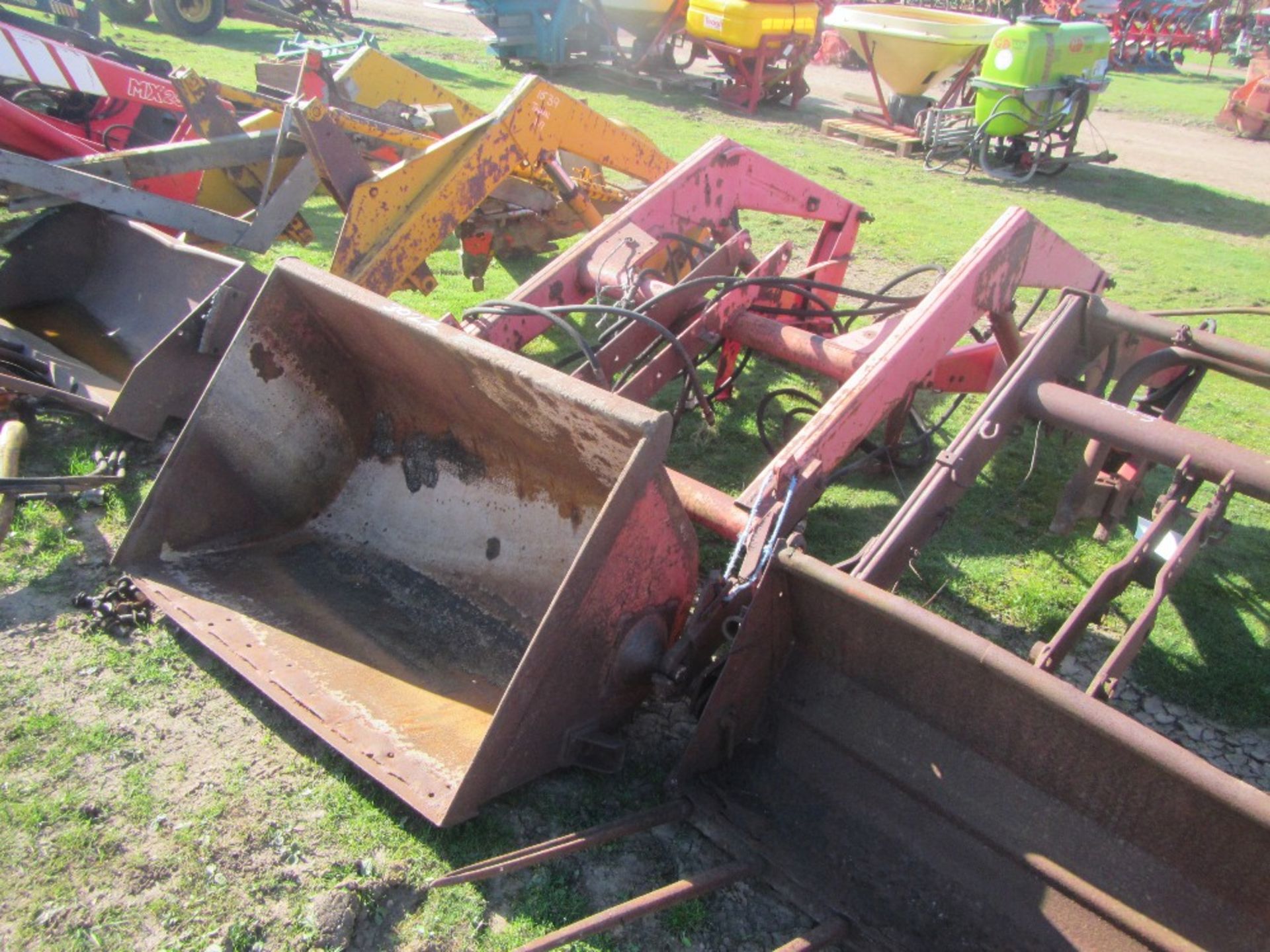 Massey Ferguson 40 Front Loader and Bucket UNRESERVED LOT - Image 2 of 3