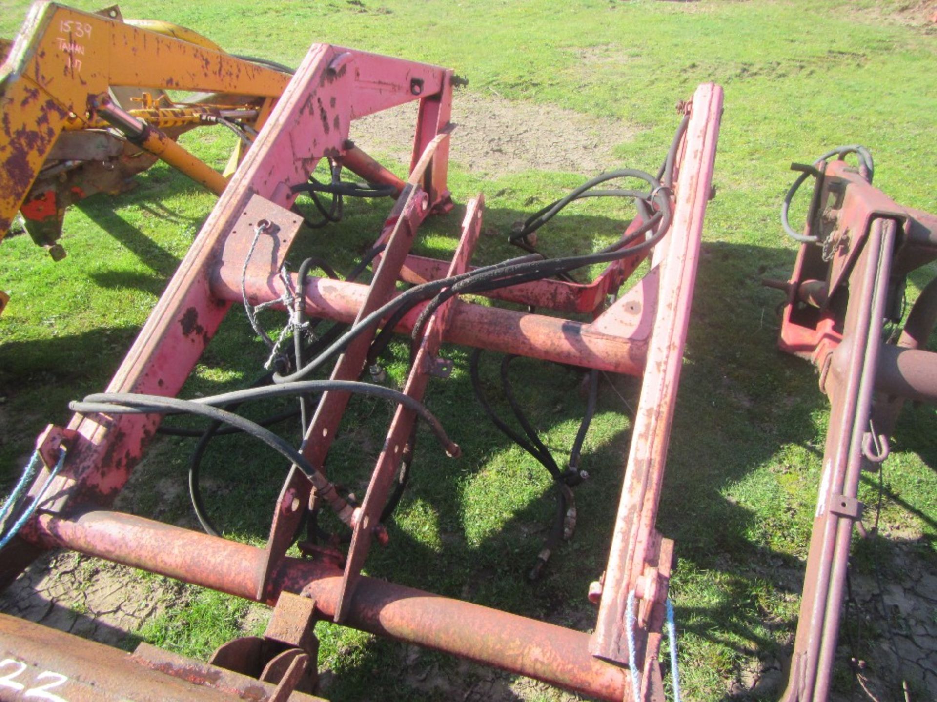 Massey Ferguson 40 Front Loader and Bucket UNRESERVED LOT - Image 3 of 3