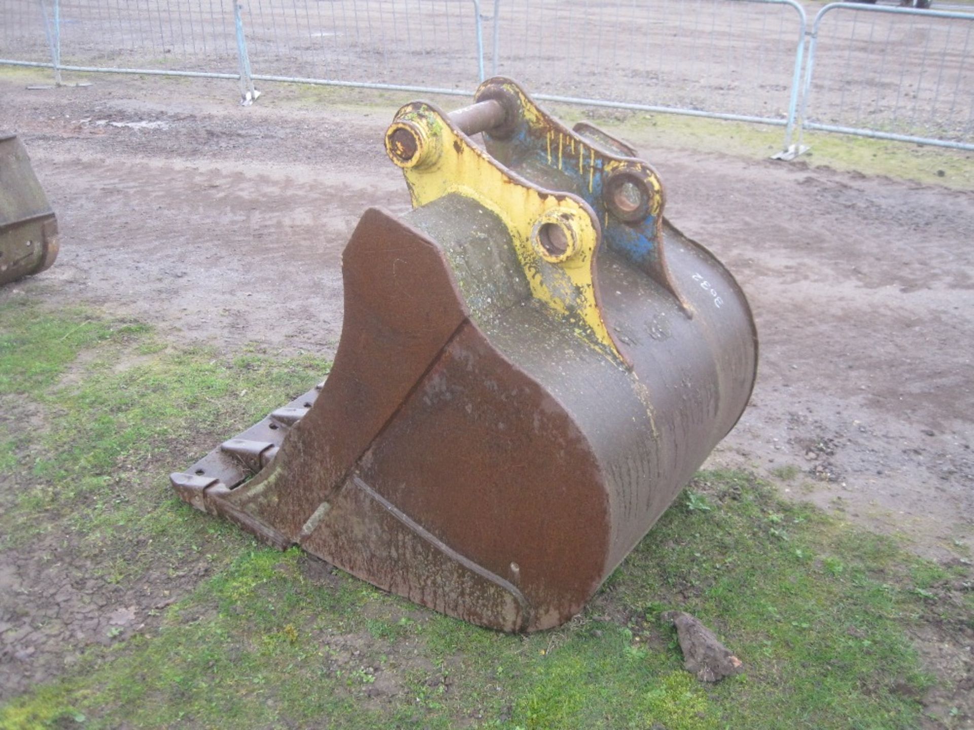 3ft Digging Bucket c/w 70mm Holes - Image 2 of 5