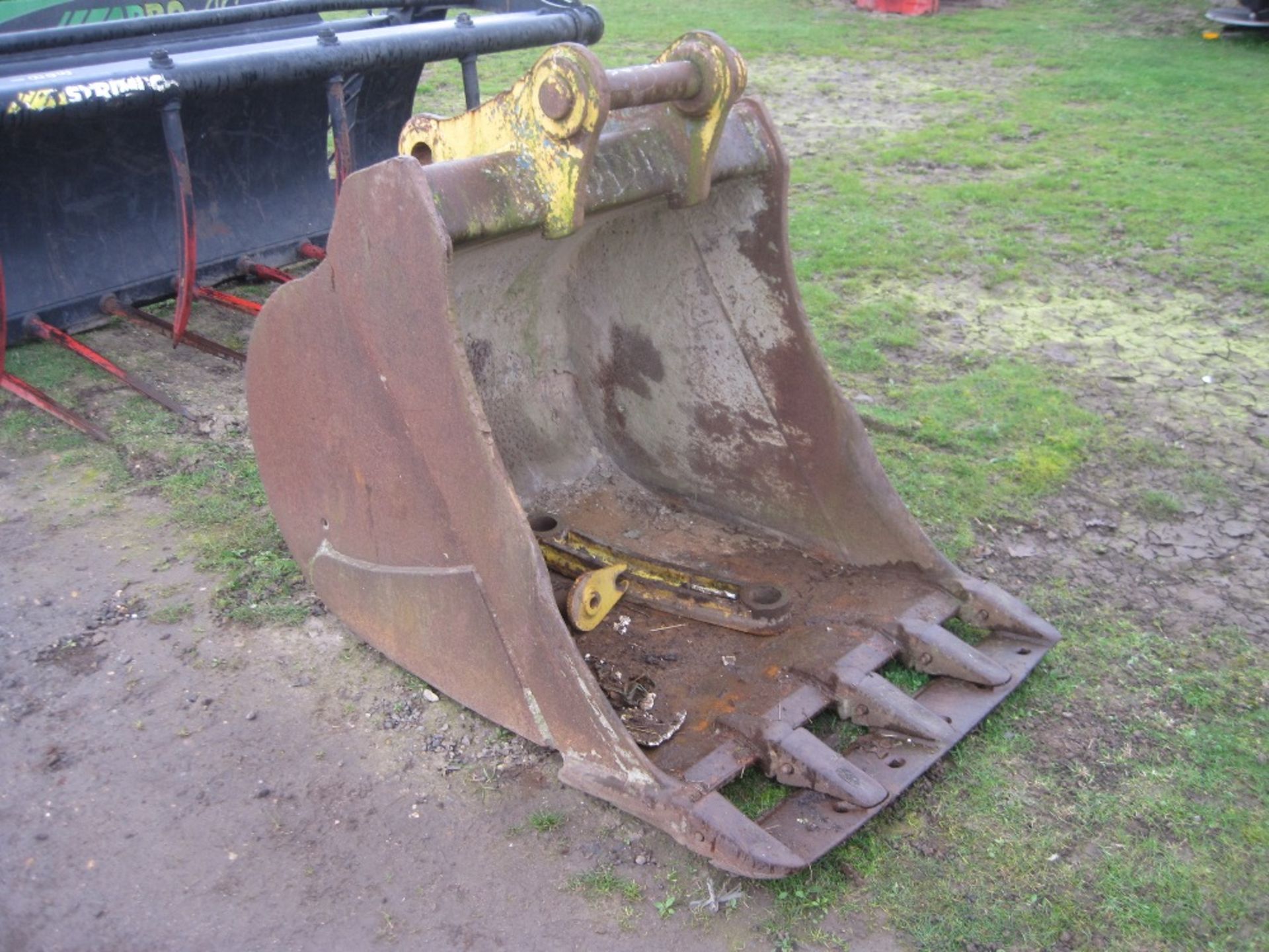 3ft Digging Bucket c/w 70mm Holes - Image 5 of 5