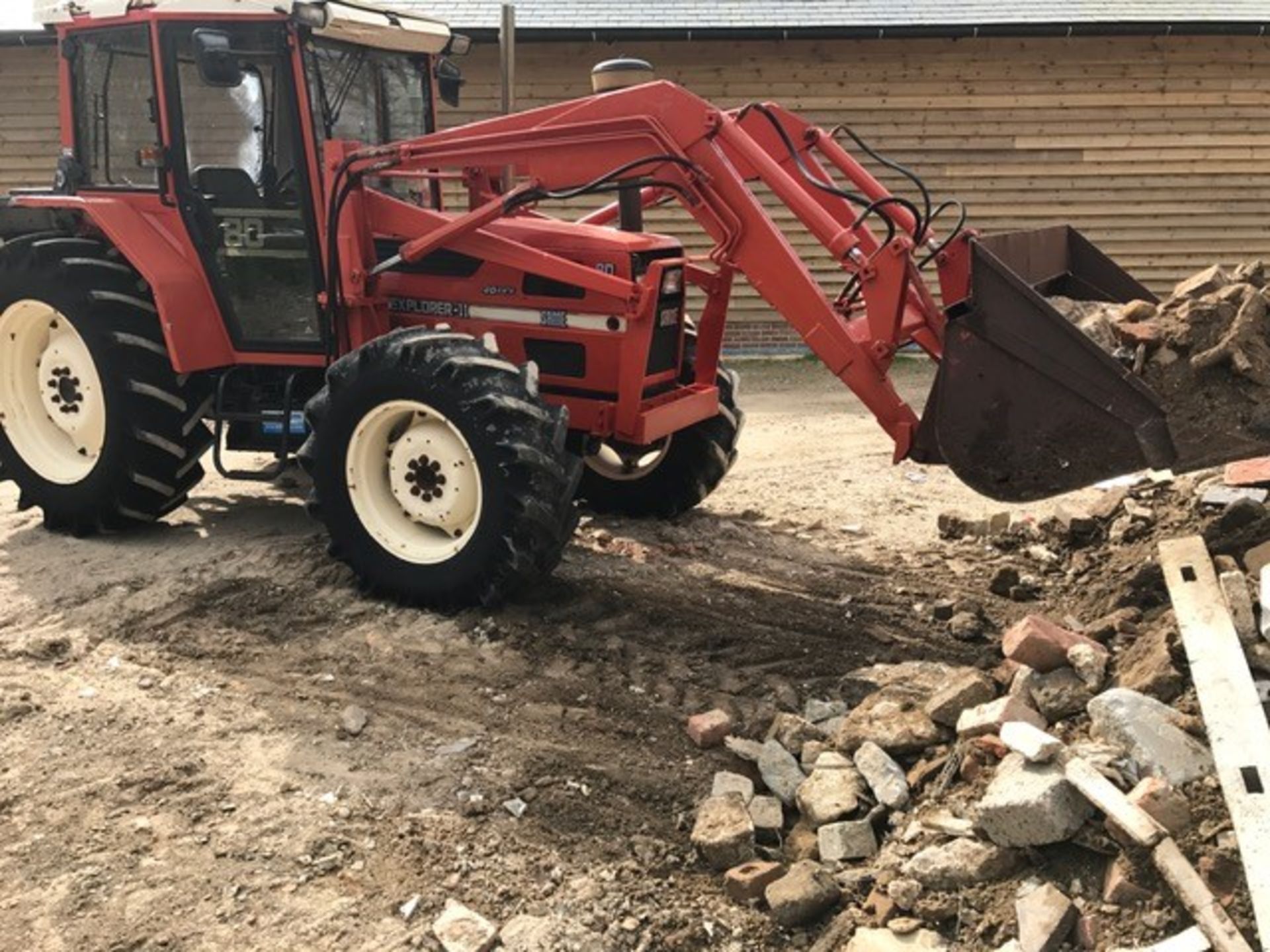 Same 80 Explorer II 4wd Tractor c/w Front Loader & Bucket Reg. No. Q240 NKE 2767 Hrs UNRESERVED LOT - Image 3 of 9