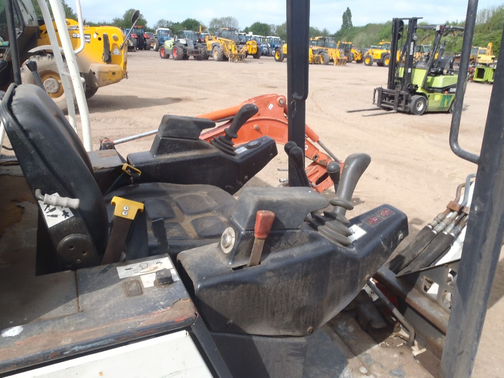 BoBcat 1.5 Ton Mini Excavator c/w brackets - Image 7 of 7