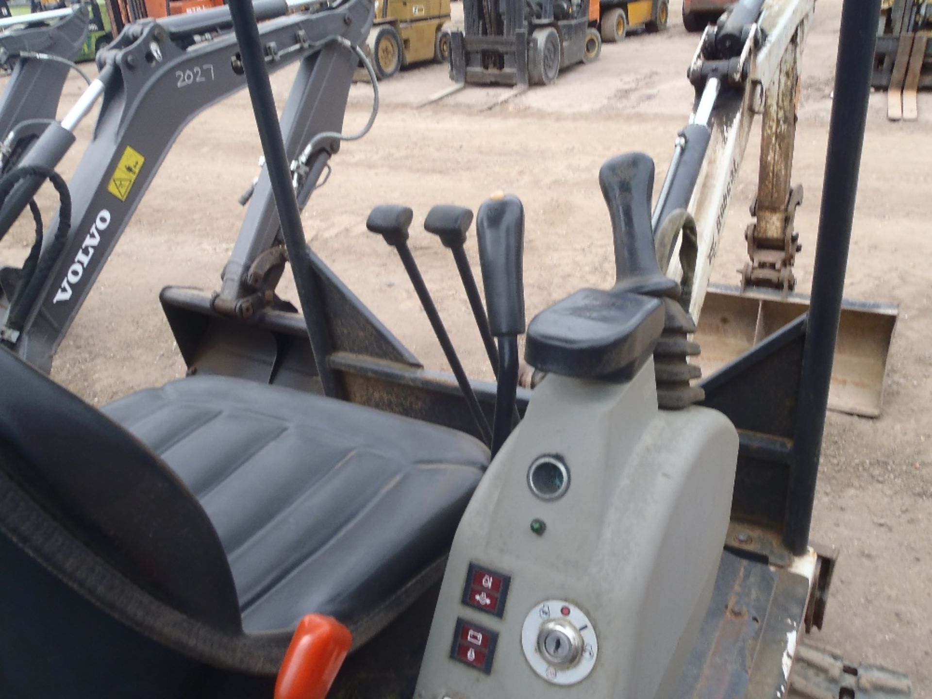 2009 Bobcat 319 Mini Digger c/w expanding undercarriage, 2 speed, q/h, 2no. buckets - Image 6 of 6