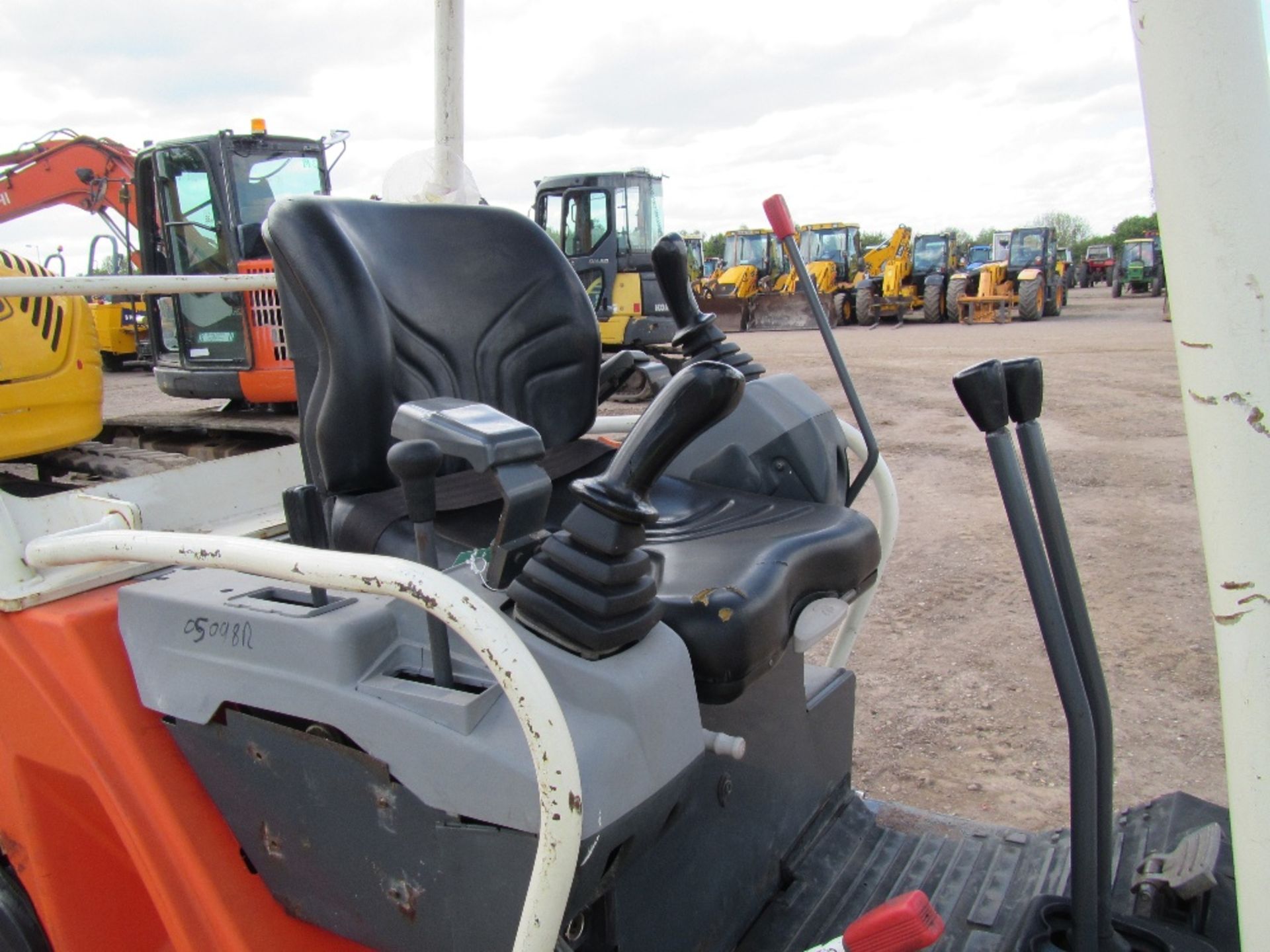 2005 Kubota KX36-3 Excavator c/w 3 buckets, blade, on rubber Hours: 3200 - Image 3 of 6