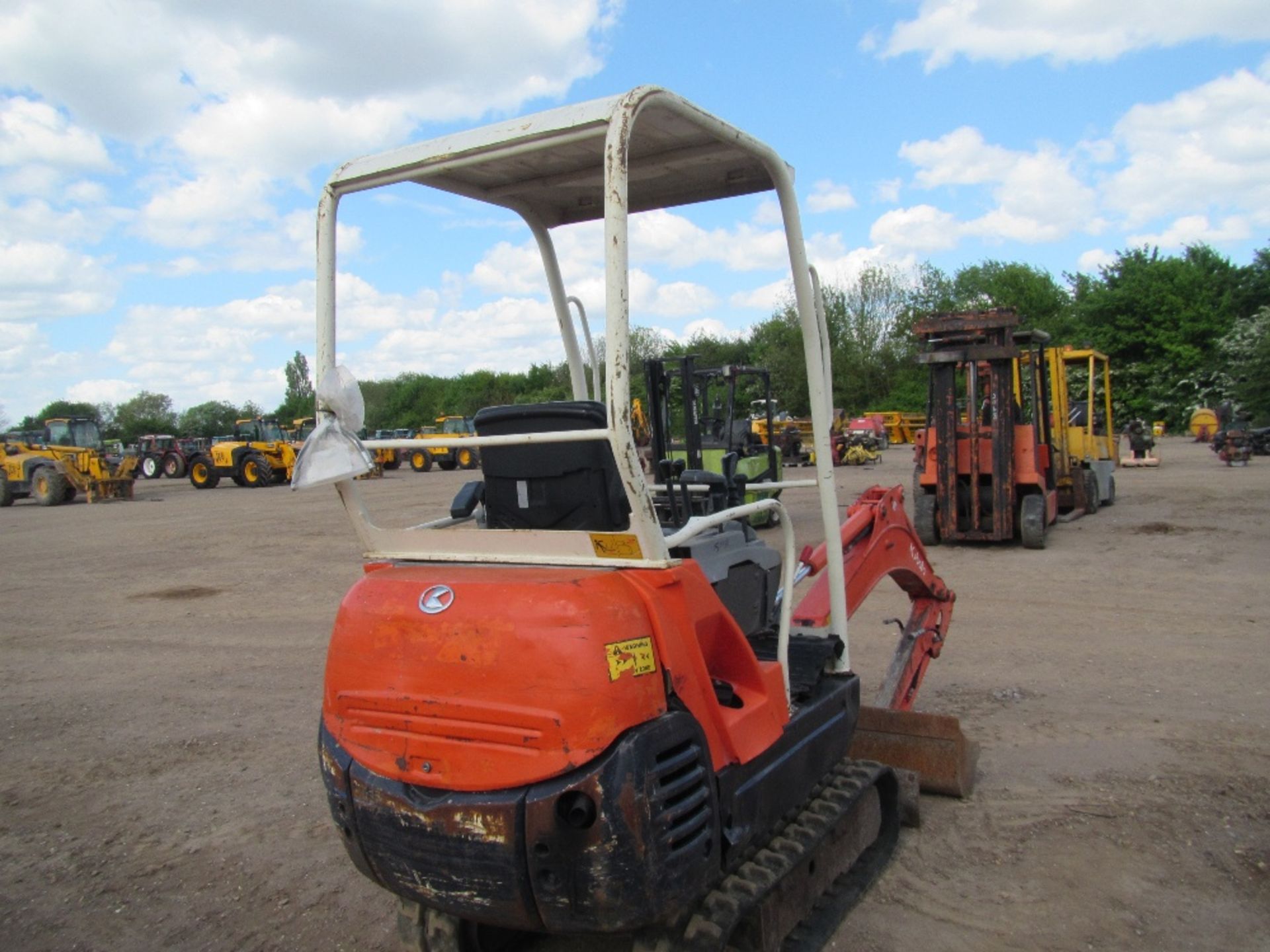 2005 Kubota KX36-3 Excavator c/w 3 buckets, blade, on rubber Hours: 3200 - Image 4 of 6