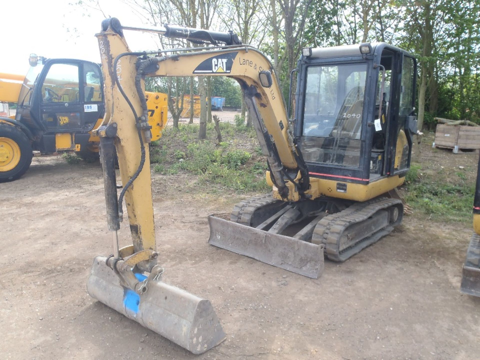 2003 Cat 302.5 2.5 Ton Mini Digger c/w 4 buckets Hours: 3907